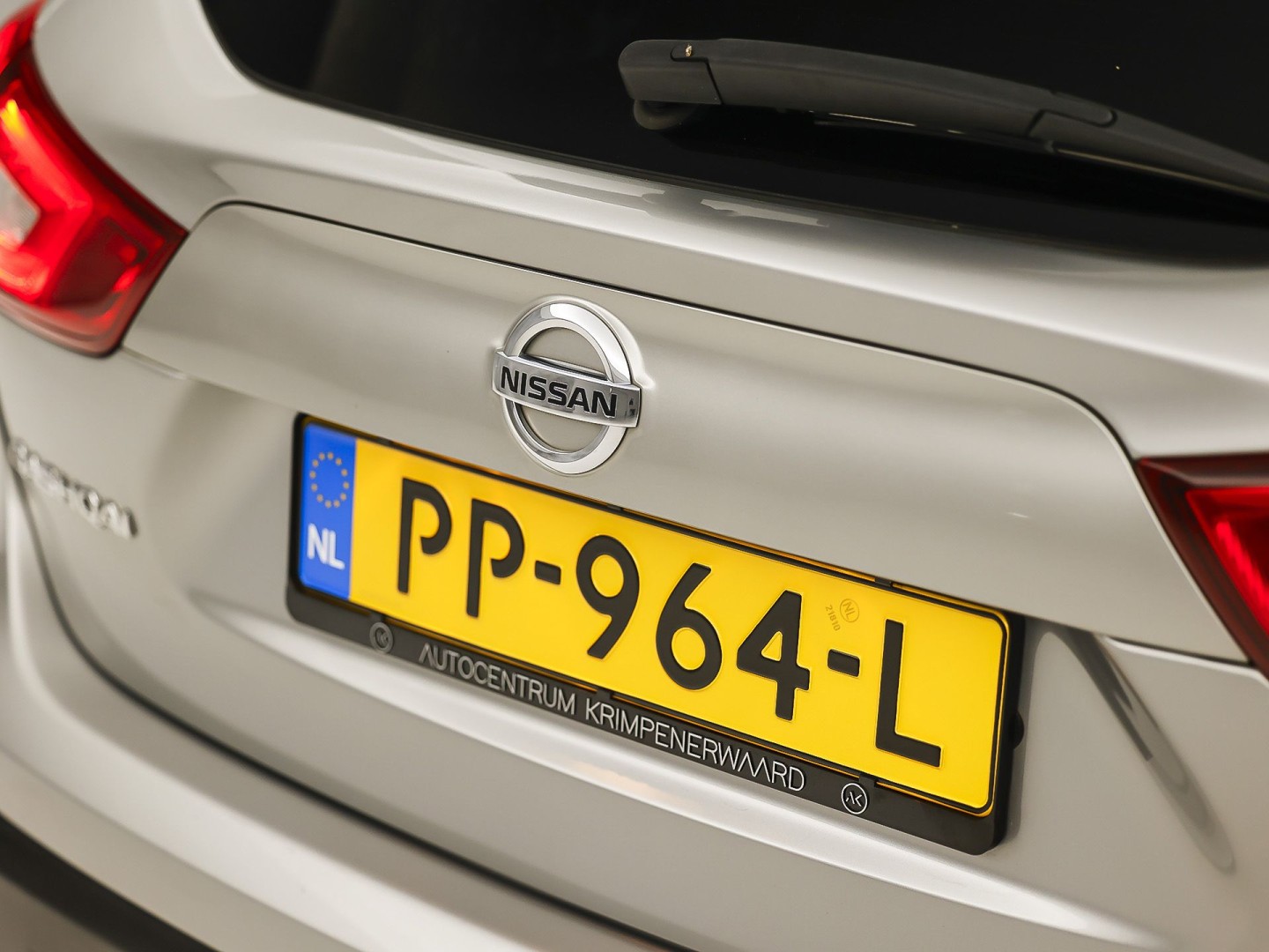Nissan Qashqai 1.2 N-Connecta Sport (PANORAMADAK, NAVIGATIE, 360 CAMERA, SPORTSTOELEN, GETINT GLAS, TREKHAAK, CRUISE, NIEUWSTAAT)