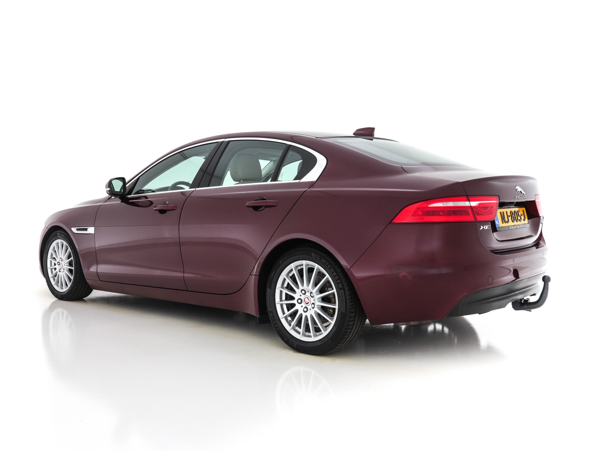 Jaguar XE 2.0 D Portfolio (INCL-BTW) Aut. *LEATHER | NAVI-FULLMAP | BI-XENON | CAMERA | ECC | COMFORT-SEATS | SHIFT-PADDLES | PDC | JAGUAR-AUDIO | CRUISE | LANE-ASSIST | TOWBAR | 18"ALU*