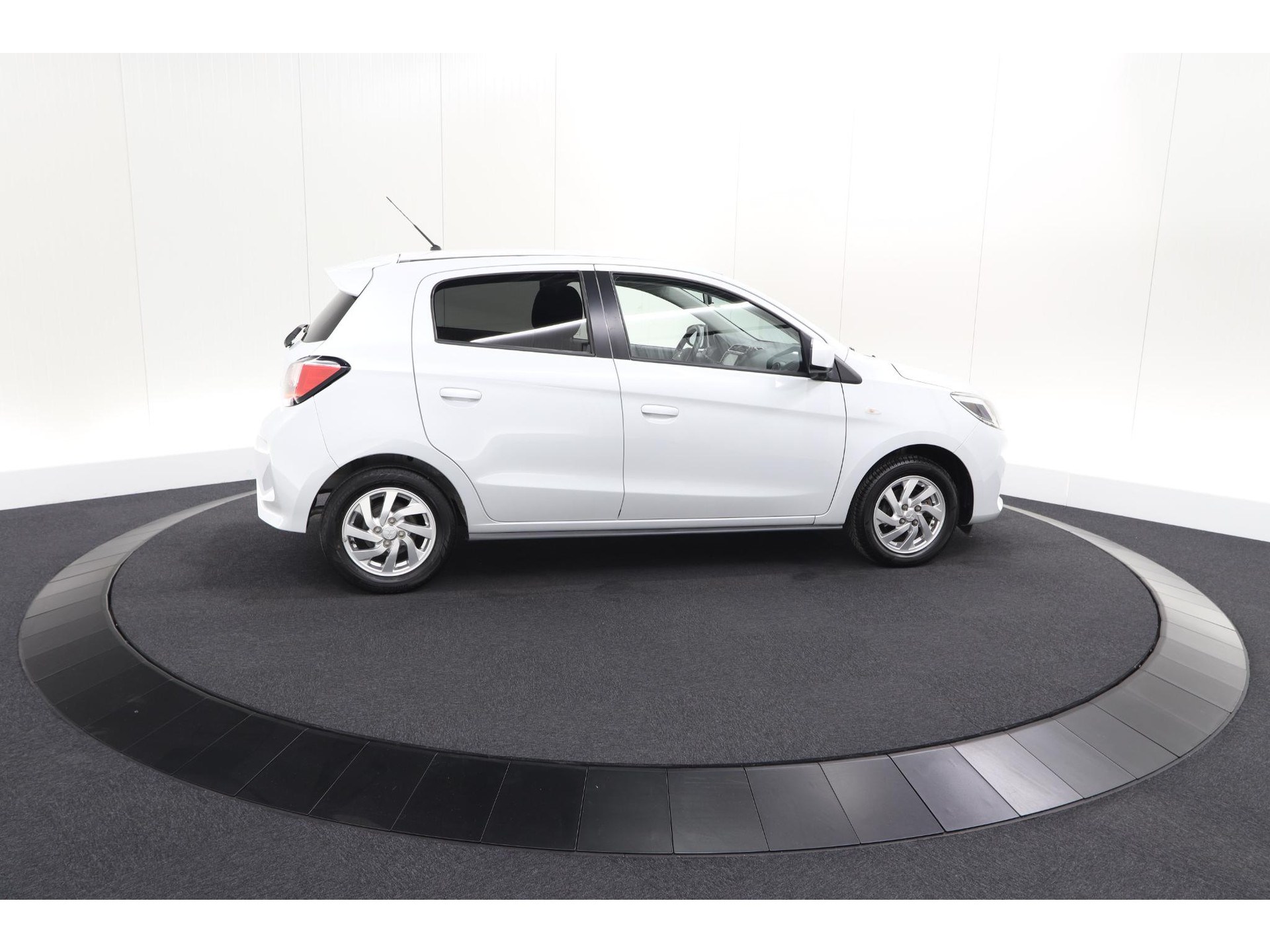 Mitsubishi Space Star 1.2 Intense | AUTOMAAT! | Apple Carplay | Allseason Banden | Climate Control
