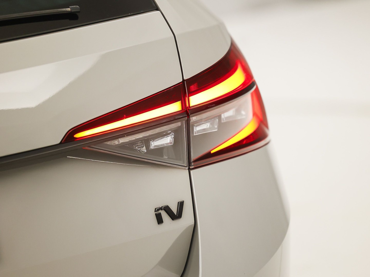 ŠKODA Superb Combi 1.4 TSI iV Sportline 218Pk Automaat (VIRTUAL COCKPIT, SOH 90,5%, APPLE CARPLAY, MEMORY SEATS, STOELVERWARMING ACHTER, GETINT GLAS, ADAPTIVE CRUISE, SFEERVERLICHTING, NIEUWE APK, NIEUWSTAAT)