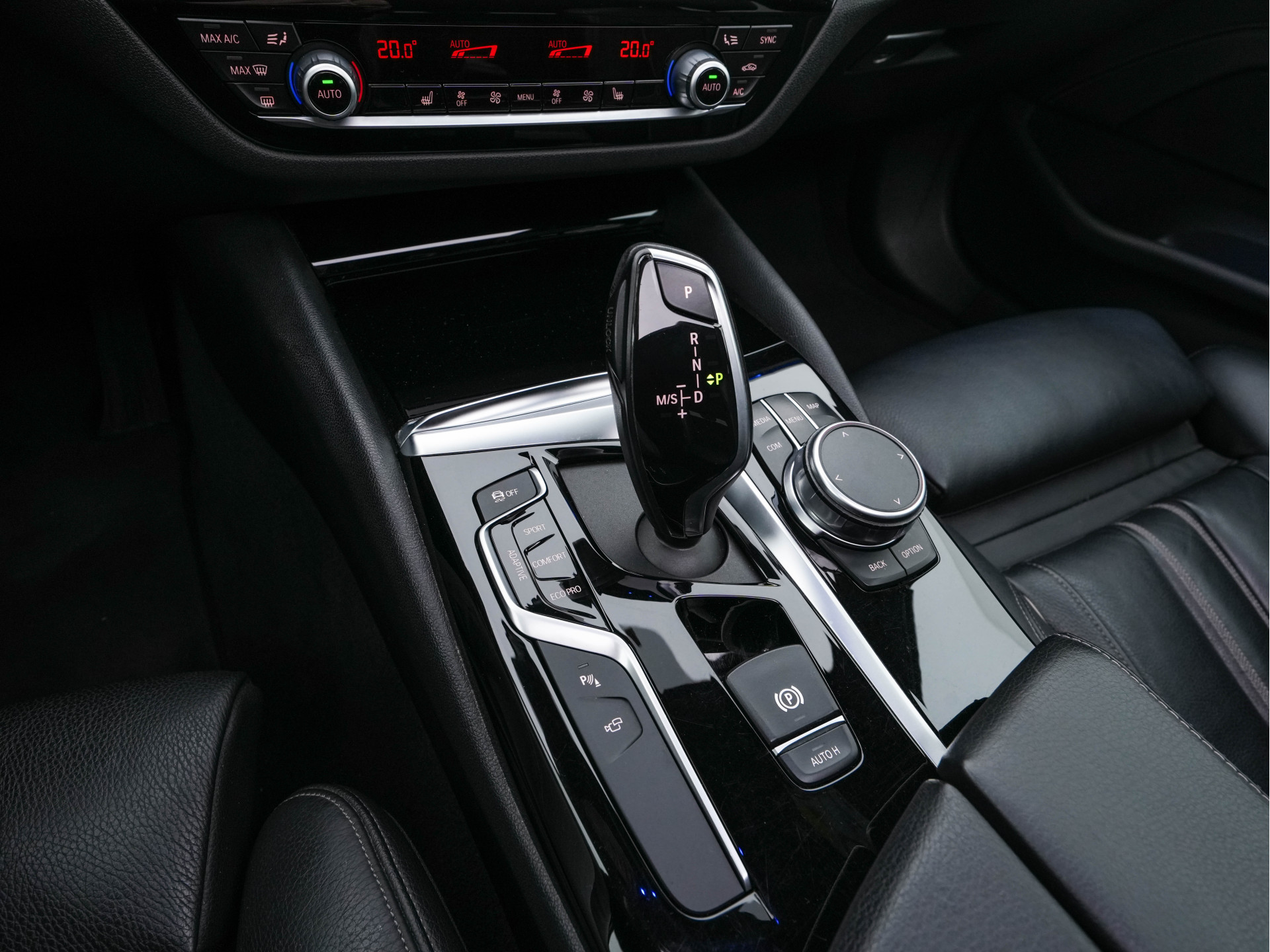 BMW 5-serie Touring 530d Sportline High Executive Aut. *PANO | LEATHER | FULL-LED | MEMORY-PACK | TOP-VIEW | HEATED-COMFORTSEATS | NAVI-FULLMAP | PRIVACY-GLASS | AMBIENT-LIGHT | ECC | CARPLAY | PDC | TOWBAR | SHIFT-PADDLES | 20"ALU*