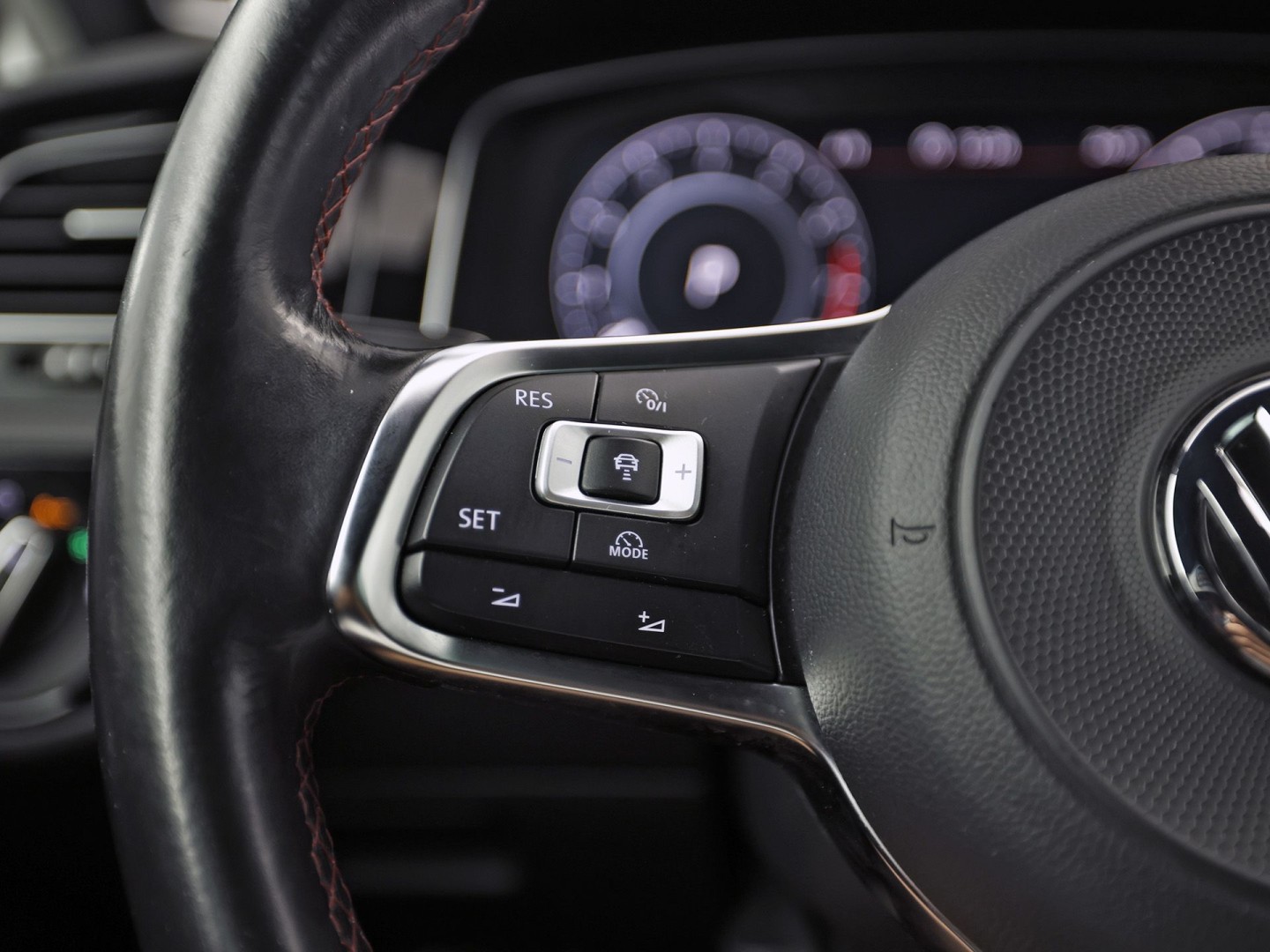 Volkswagen Golf 2.0 TSI GTI Performance 245Pk Automaat (VIRTUAL COCKPIT, APPLE CARPLAY, GROOT NAVI, MODE KNOP, DYNAUDIO, CAMERA, STOELVERWARMING, ADAPTIVE CRUISE, DODEHOEK DETECTOR, NIEUWSTAAT)