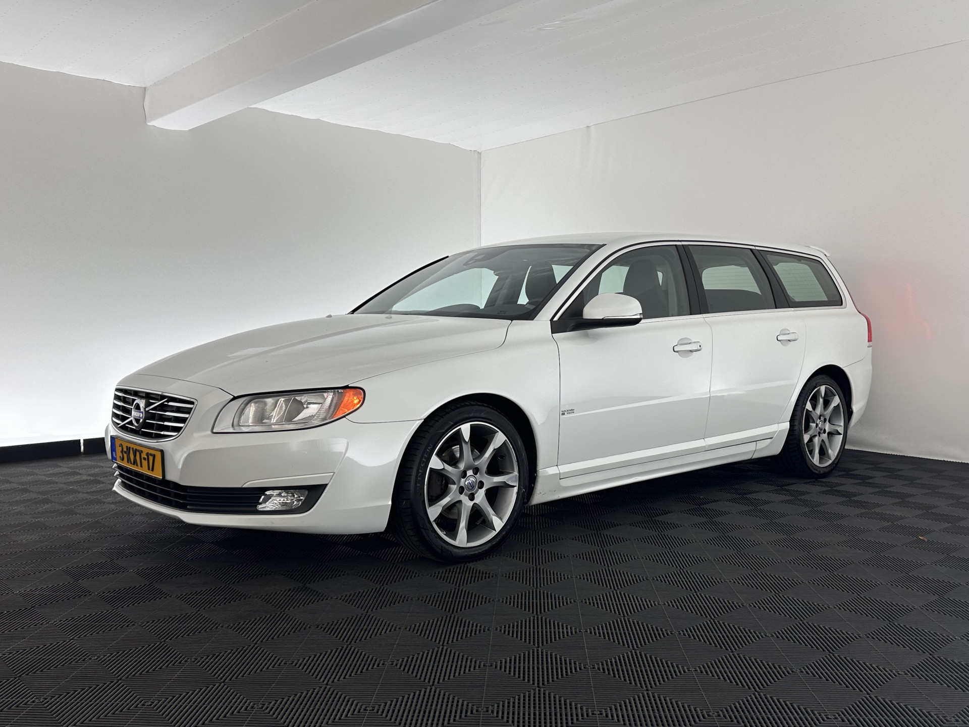 Volvo V70 1.6 D2 Kinetic Sport-Pack Aut. *NAVI-FULLMAP | COMFORT-SEATS | ECC | SIPS | PDC | CRUISE | PRIVACY-GLASS | TOWBAR | 17''ALU*