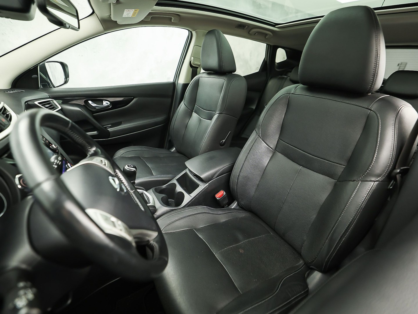 Nissan Qashqai 1.6 Tekna Sport (PANORAMADAK, NAVIGATIE, 360 CAMERA, LEDER, ELEK SPORTSTOELEN, GETINT GLAS, CRUISE, NIEUWSTAAT)