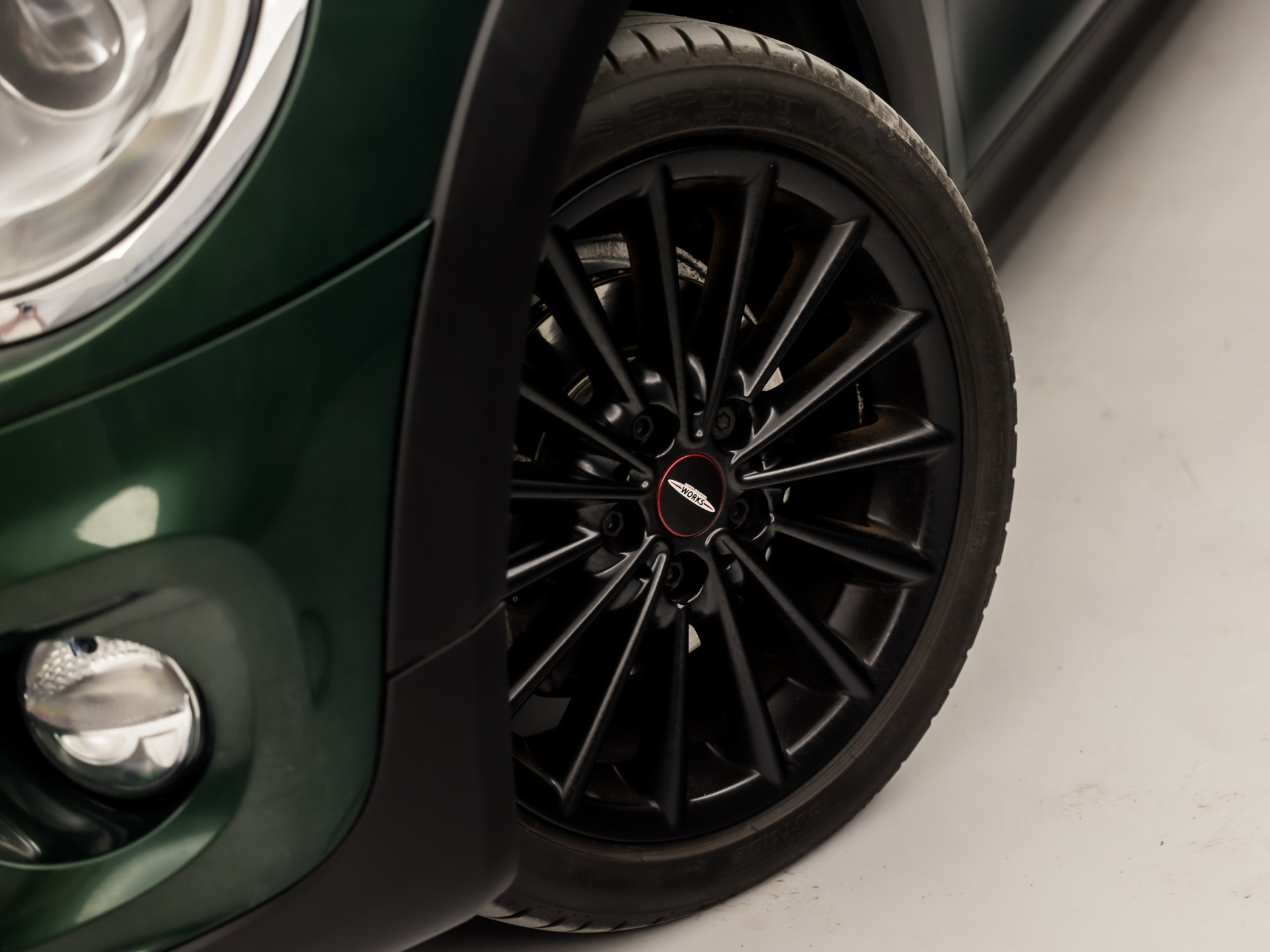 MINI Mini 1.5 Cooper Sport Automaat (PANORAMADAK, JCW PACK, NAVIGATIE, CLIMATE, ZWART HEMEL, SPORTSTOELEN, PARKEERSENSOREN, CRUISE, NIEUWE APK, NIEUWSTAAT)