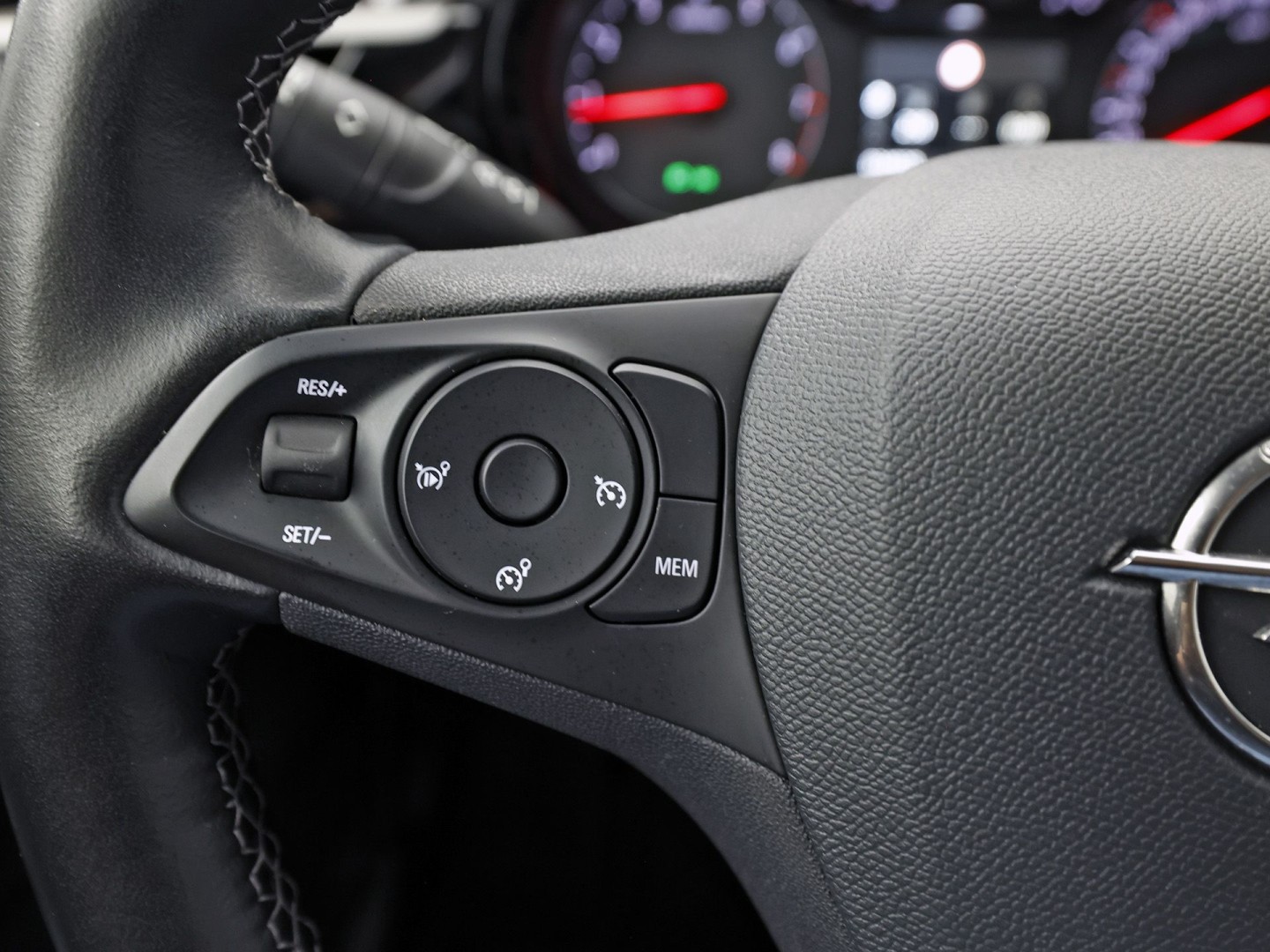 Opel Corsa 1.2 Sport (APPLE CARPLAY, GROOT NAVI, 360 CAMERA, CRUISE, PARKEERSENSOREN, LEDER STUURWIEL, SPORTSTOELEN, LM VELGEN, NIEUWSTAAT)