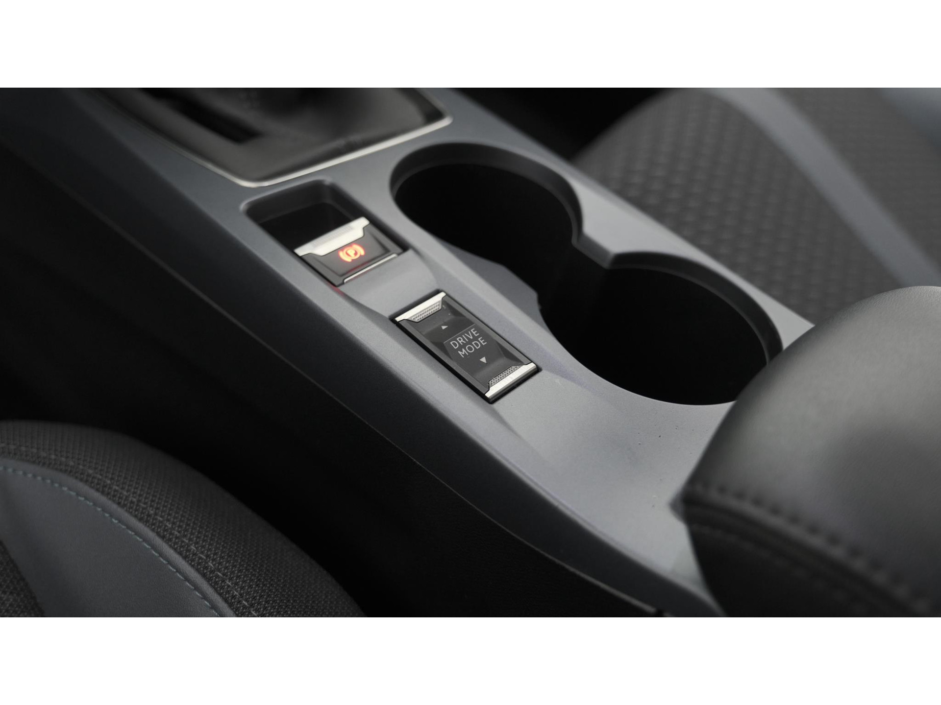 Peugeot 2008 PureTech 130 Allure | Trekhaak | Camera | Apple Carplay | Stoelverwarming | Parkeersensoren