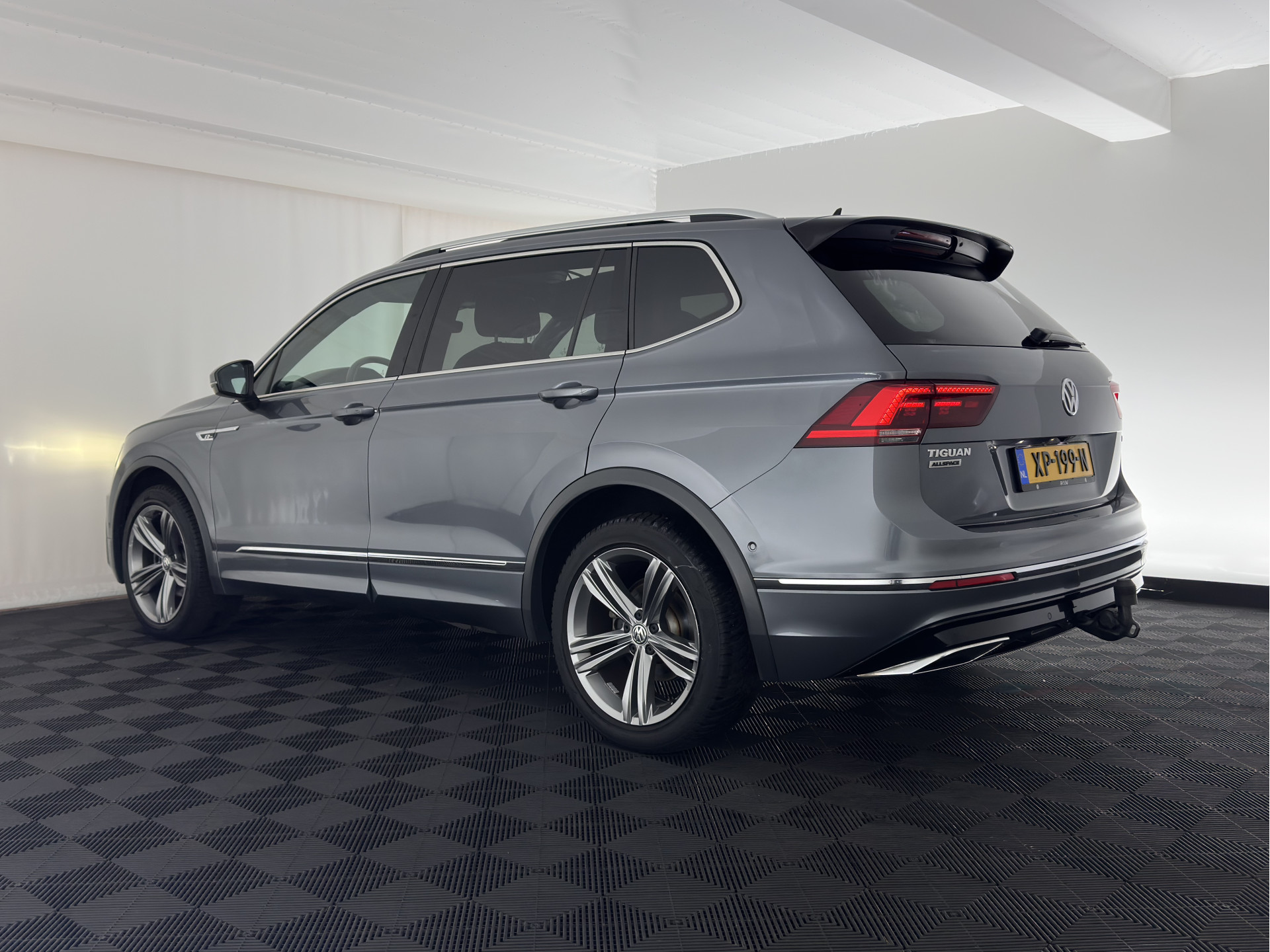 Volkswagen Tiguan Allspace 1.5 TSI R-line Highline Business (7-Pers.) (INCL-BTW) Aut * PANO | NAVI-FULLMAP | XENON | ALCANTARA | HEATED-ERGONOMIC-SPORTSEATS | KEYLESS | PRIVACY-GLASS | CAMERA | DAB | DIGI-COCKPIT | PDC | TOWBAR | ECC | 19"ALU*