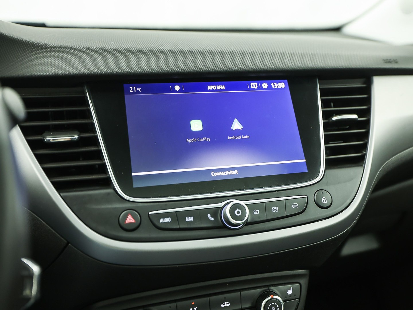 Opel Crossland X 1.2 Turbo Innovation Sport Automaat (PANORAMADAK, APPLE CARPLAY, GROOT NAVI, 360 CAMERA, STUUR/STOELVERWARMING, SPORTSTOELEN, TREKHAAK, LM VELGEN, NIEUWSTAAT)