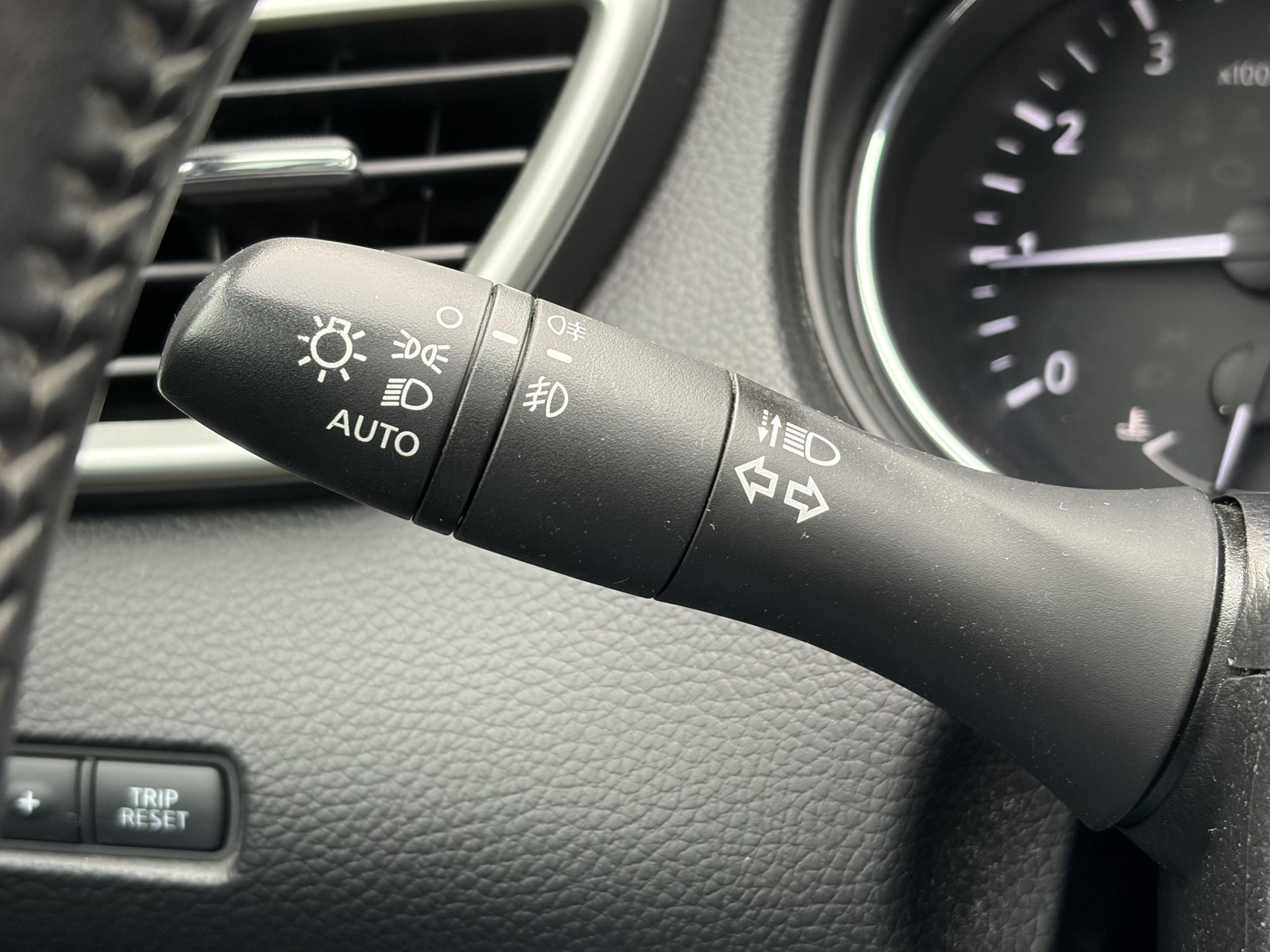 Nissan Qashqai 1.2 N-Connecta ✓Net beurt gehad✓360° Camera✓Navi✓Trekhaak✓Pano✓Pdc V+A✓Keyless✓18'Lm velgen✓Clima✓Cruise✓Rijstrooksensor✓116pk✓6 Bak✓N.A.P✓Apk tot 10-2027
