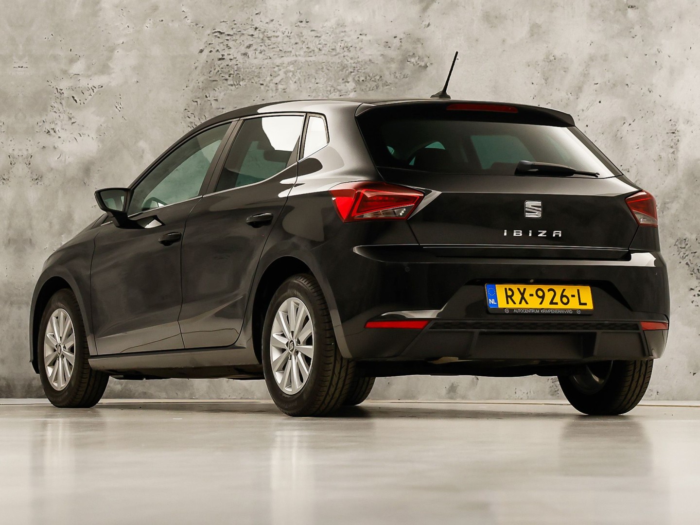 SEAT Ibiza 1.0 TSI Sport (GROOT NAVI, APPLE CARPLAY, GETINT GLAS, CAMERA, CRUISE, LM VELGEN, NIEUWE APK, NIEUWSTAAT)