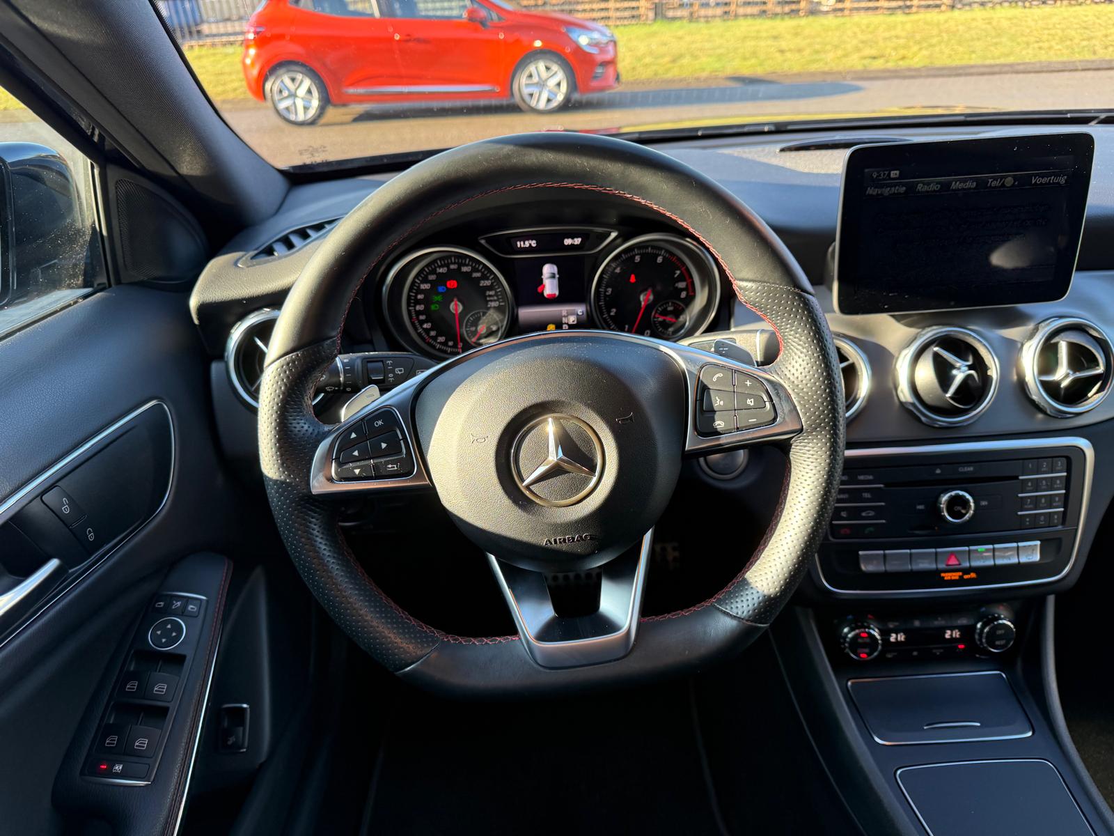 Mercedes-Benz GLA-klasse 180 Business Solution AMG | 2E EIGENAAR | 3/6/12MND GARANTIE | LED | CARPLAY | CRUISE | AUTOMAAT | STOELVERWARMING |