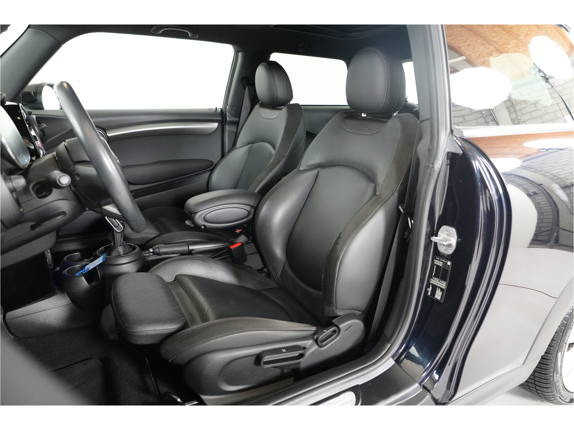 MINI 3-Deurs 1.5 Cooper Chili | Pano | Leder | Stl. verw. | PDC | Sportstoelen |
