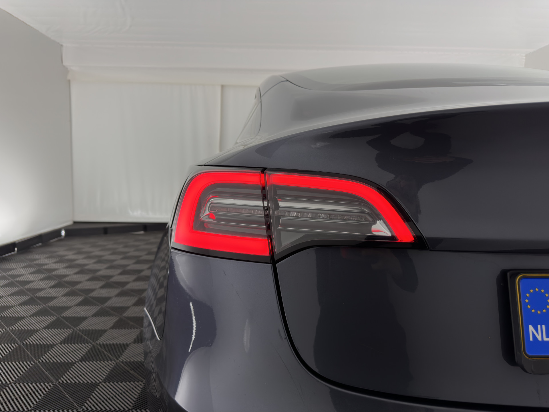 Tesla Model 3 Standard RWD Plus 60 kWh [ 3-Fase ] (INCL-BTW) Aut. *PANO | AUTO-PILOT | LEATHER | KEYLESS | FULL-LED | MEMORY-PACK | TOP-VIEW | DAB | CARPLAY | DIGI-COCKPIT | LANE-ASSIST | COMFORT-SEATS | 18"ALU*