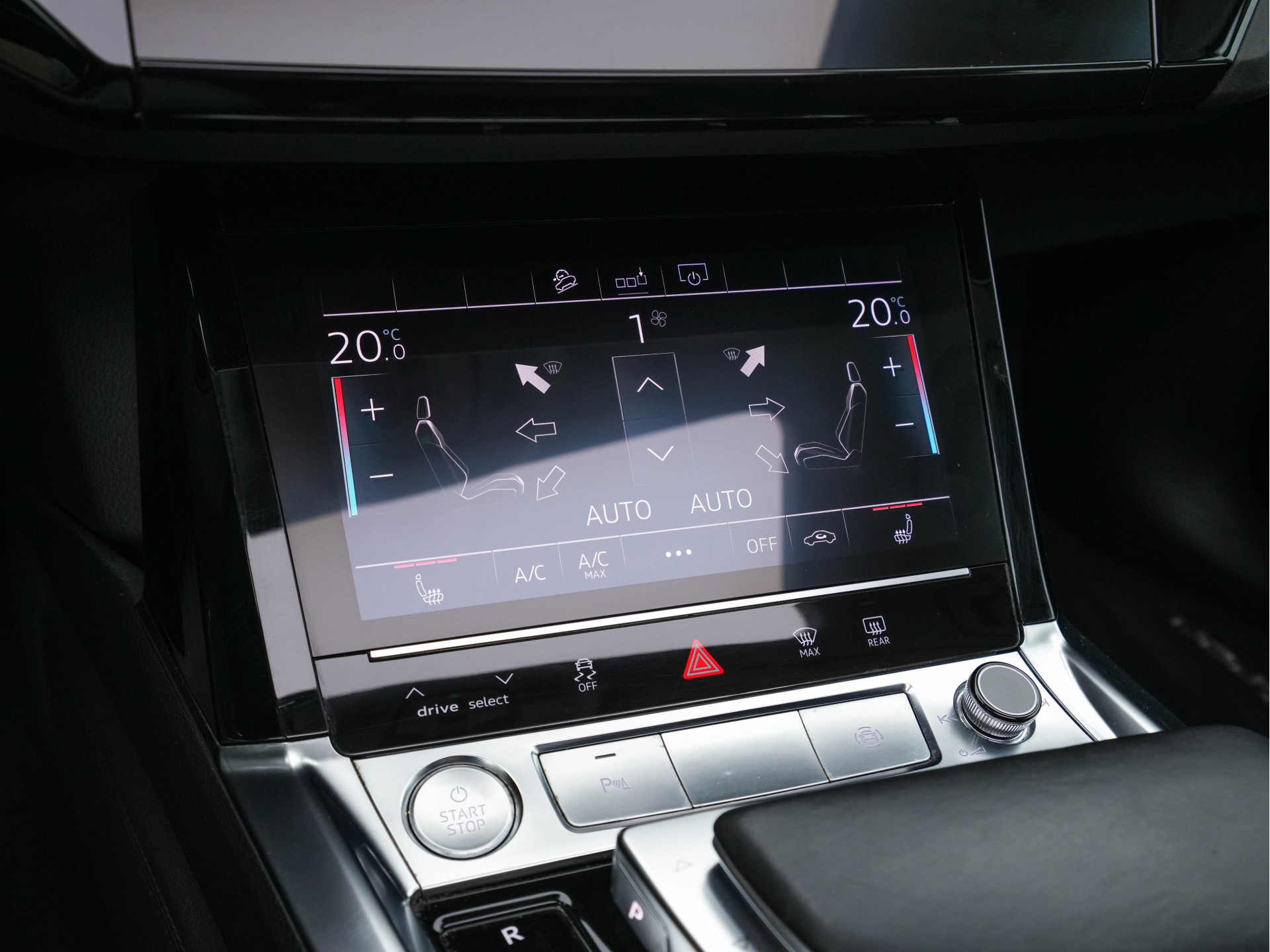 Audi e-tron 50 Quattro Launch-Edition-Plus 71 kWh [ 3-Fase ] {SOH-100%} (INCL-BTW) *PANO | LUXURY-LEATHER | ADAPTIVE-CRUISE | FULL-LED | DIGI-COCKPIT | KEYLESS | MEMORY-PACK | CAMERA | NAVI-FULLMAP | SHIFT-PADDLES | COMFORT-SEATS | 20''ALU*