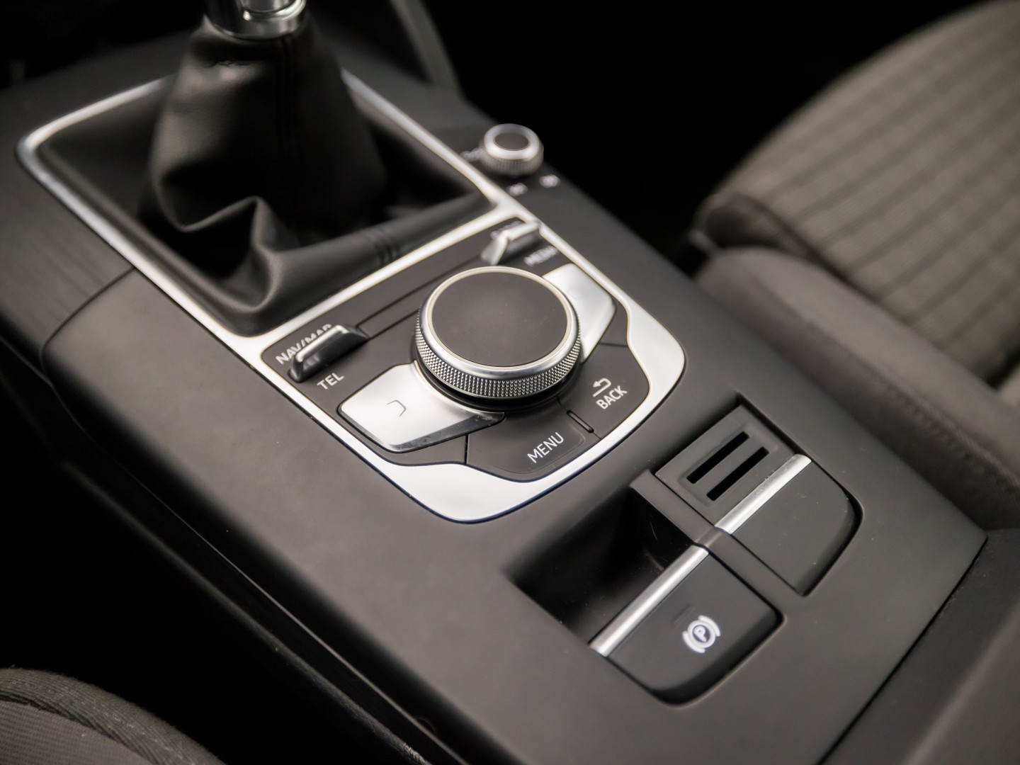 Audi A3 Sportback 1.0 TFSI Sport (APPLE CARPLAY, GROOT NAVI, CLIMATE, DYNAMISCHE KNIPPERLICHTEN, SPORTSTOELEN, CRUISE, PARKEERSENSOREN, NIEUWE APK, NIEUWSTAAT)