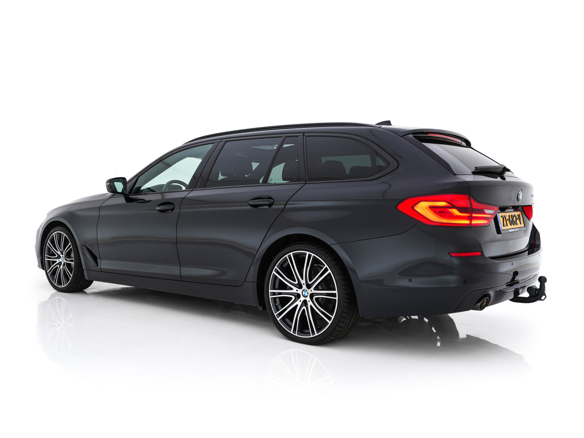 BMW 5-serie Touring 530d Sportline High Executive Aut. *PANO | LEATHER | FULL-LED | MEMORY-PACK | TOP-VIEW | HEATED-COMFORTSEATS | NAVI-FULLMAP | PRIVACY-GLASS | AMBIENT-LIGHT | ECC | CARPLAY | PDC | TOWBAR | SHIFT-PADDLES | 20"ALU*