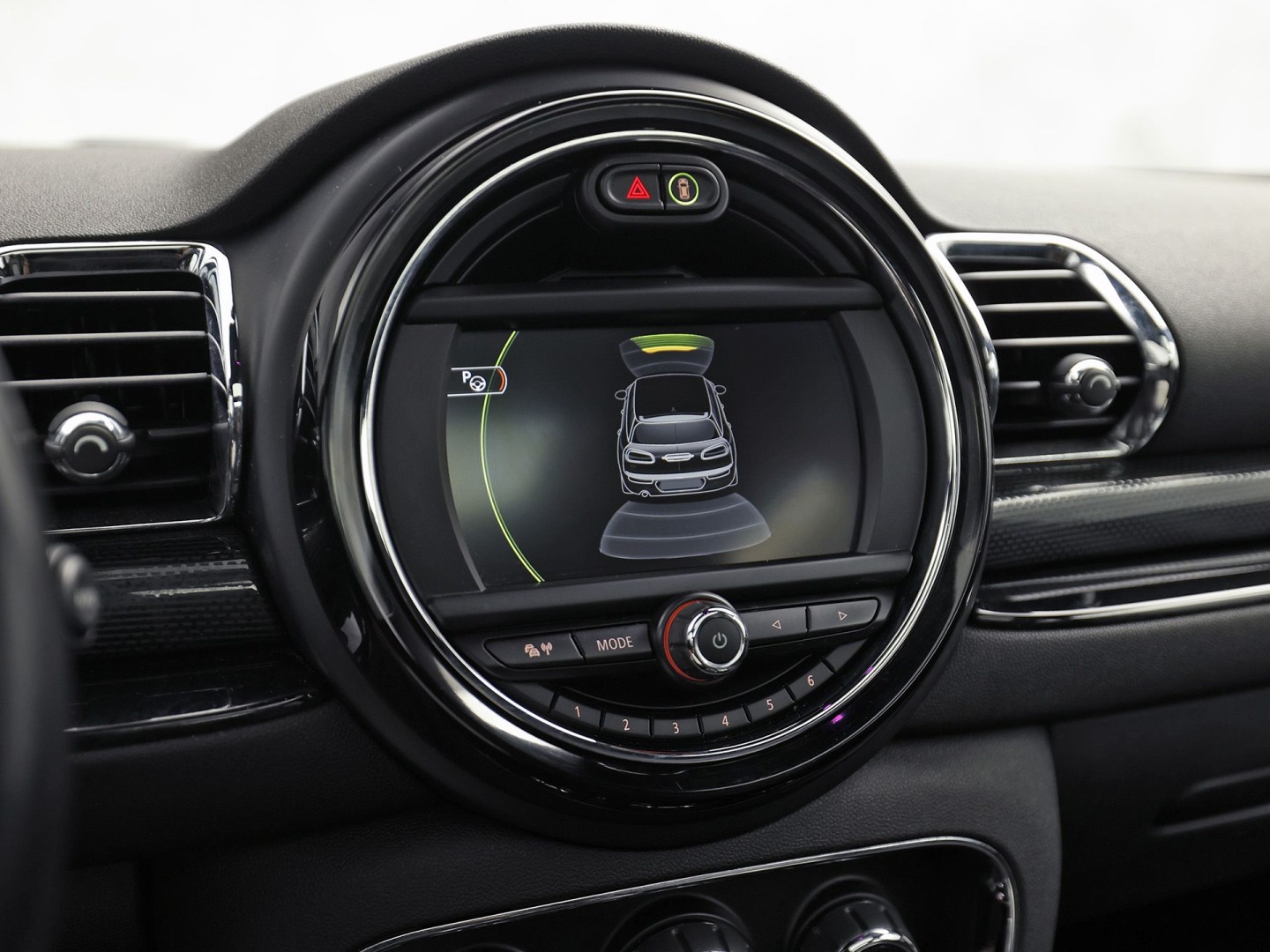 MINI Clubman 1.5 Chili Black Sport Automaat (PANORAMADAK, NAVIGATIE, LEDEREN SPORTSTOELEN, STOELVERWARMING, CRUISE, CLIMATE, ZWART HEMEL, NIEUWE APK)