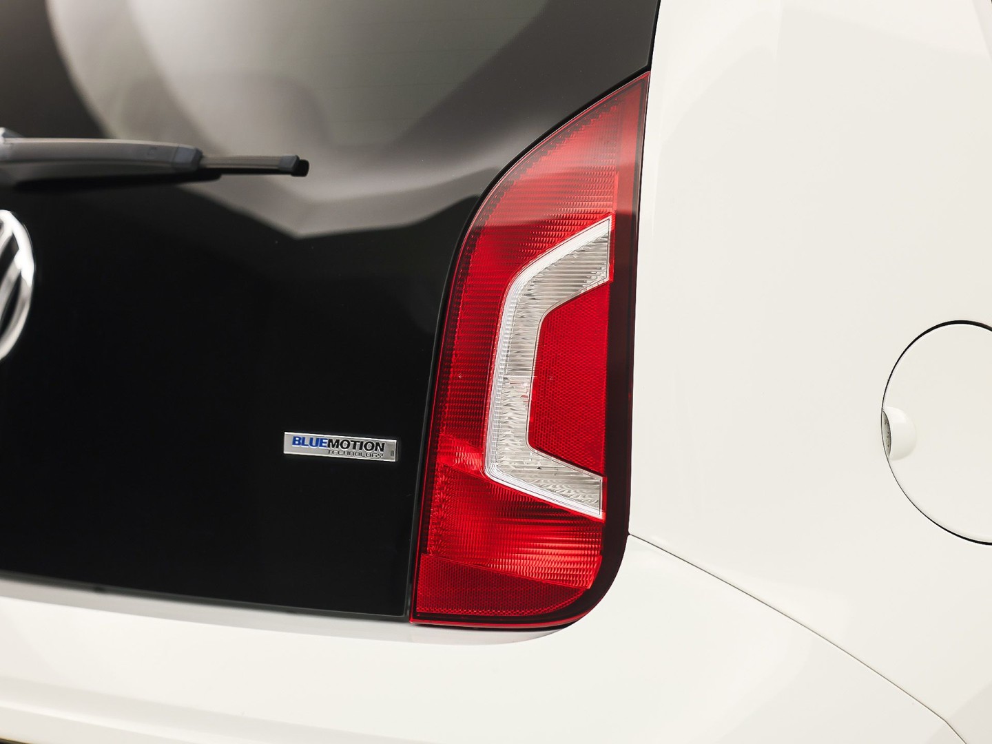 Volkswagen up! 1.0 high up! (NAVIGATIE, 5 DEURS, GETINT GLAS, LM VELGEN, SPORTSTOELEN, PARKEERSENSOREN, ELEK RAMEN, NIEUWSTAAT)