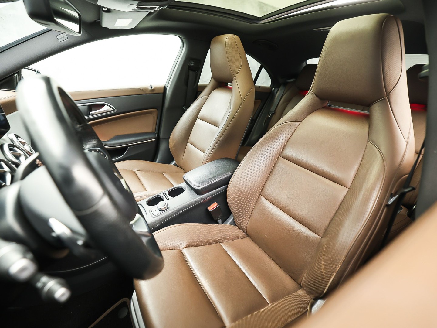 Mercedes-Benz CLA-Klasse 180 AMG Sport Automaat (PANORAMADAK, GROOT NAVI, BRUIN LEDER, CAMERA, STOELVERWARMING, SPORTSTOELEN, GETINT GLAS, DIAMOND GRILL, NIEUWE APK, NIEUWSTAAT)