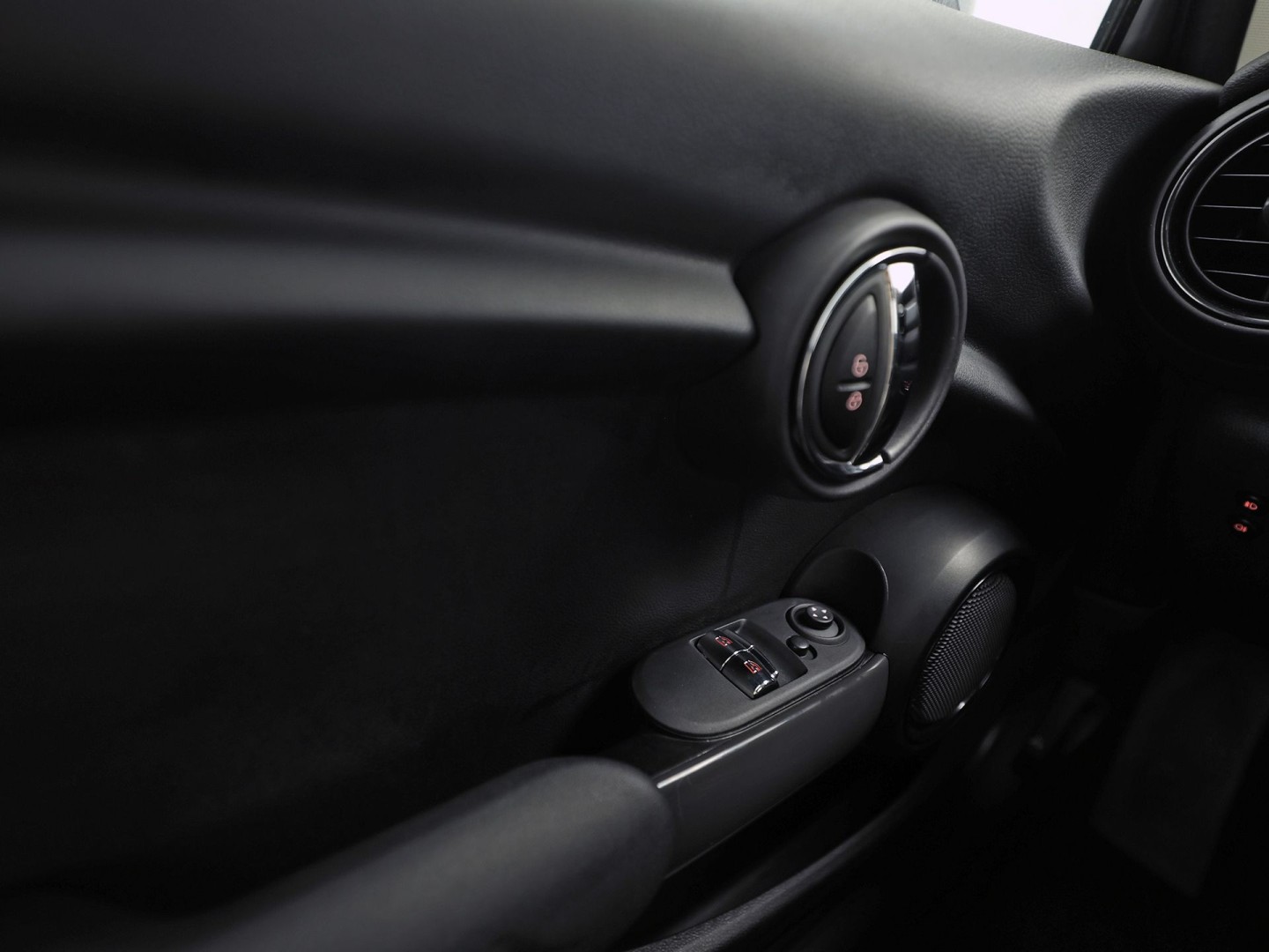 MINI 3-deurs 1.5 Cooper Sport 136Pk (NAVIGATIE, GETINT GLAS, AIRCO, BLUETOOTH, LM VELGEN, SPORTSTOELEN, CRUISE, NIEUWE APK, NIEUWSTAAT)