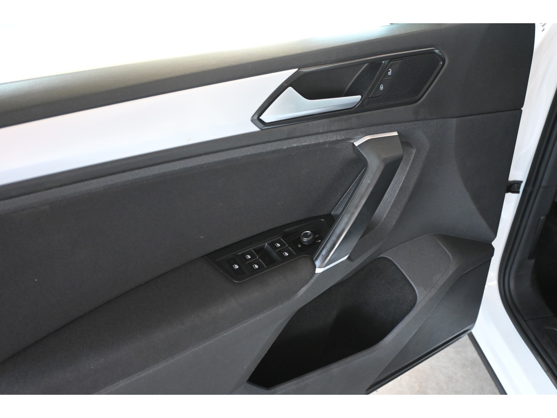 Volkswagen Tiguan 1.4 TSI Highline R-Line Clima Navigatie Carplay 1e Eigenaar Trekhaak Rijklaarprijs! Inruil Mogelijk!