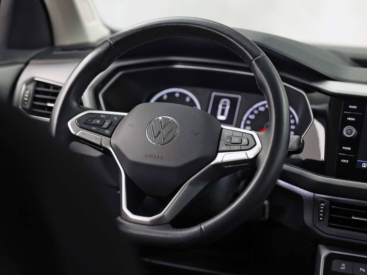 Volkswagen T-Cross 1.0 TSI Life Sport (APPLE CARPLAY, GROOT NAVI, CLIMATE, STOELVERWARMING, SPORTSTOELEN, GETINT GLAS, CRUISE, NIEUWSTAAT)