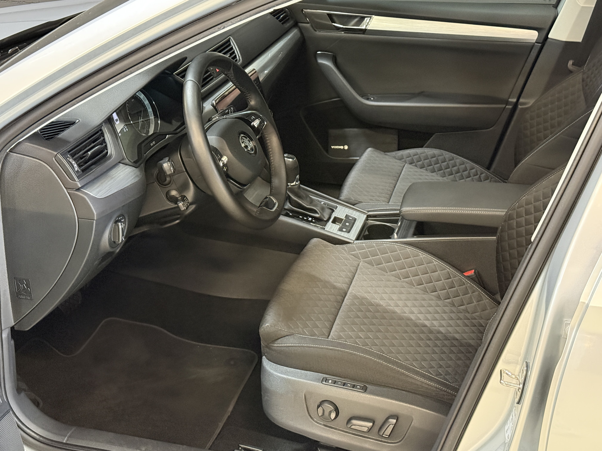 ŠKODA Superb Combi 1.4 TSI iV Business Edition Plus | Panoramadak | Crystal Light | Apple Carplay