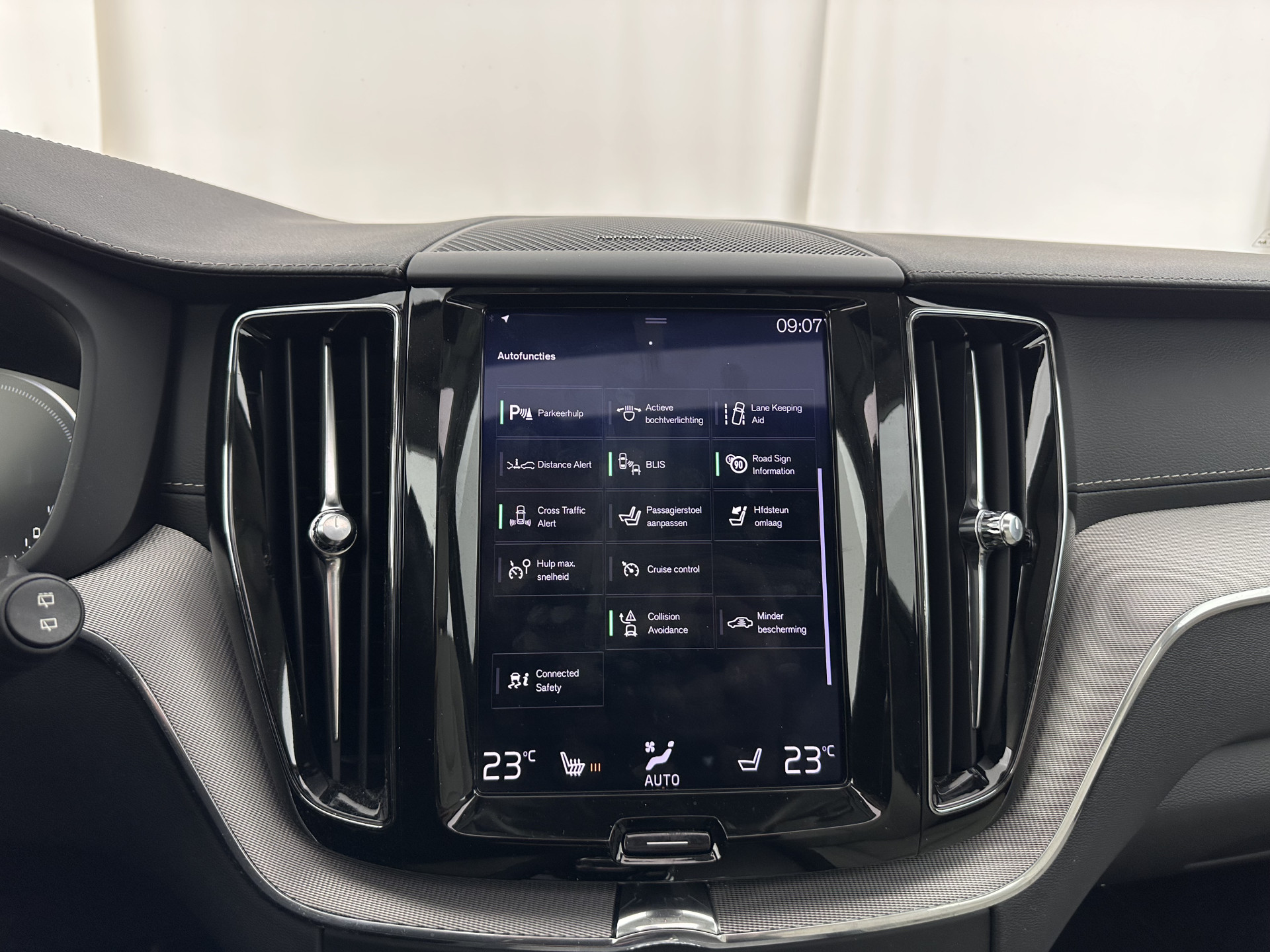 Volvo XC60 2.0 T8 Twin Engine AWD Inscription (Plug-In) (INCL-BTW) Aut. *PANO | LEATHER | FULL-LED | MEMORY-PACK | HARMAN/KARDON | TOPVIEW | DIGI-COCKPIT | KEYLESS | HEATED-SPORTSEATS | NAVI-FULLMAP | ECC | PDC | ADAPTIVE-CRUISE | TOWBAR | HEAD-UP