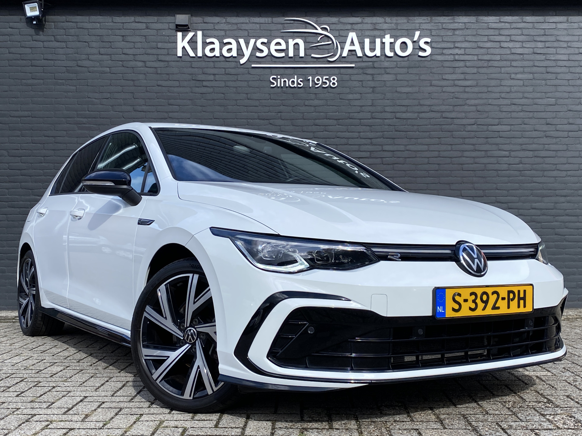 Volkswagen Golf 1.5 eTSI R-Line 150 pk Business+ | 1e eigenaar | navigatie | IQ light | camera | sfeerverlichting | stoel-stuurverw.