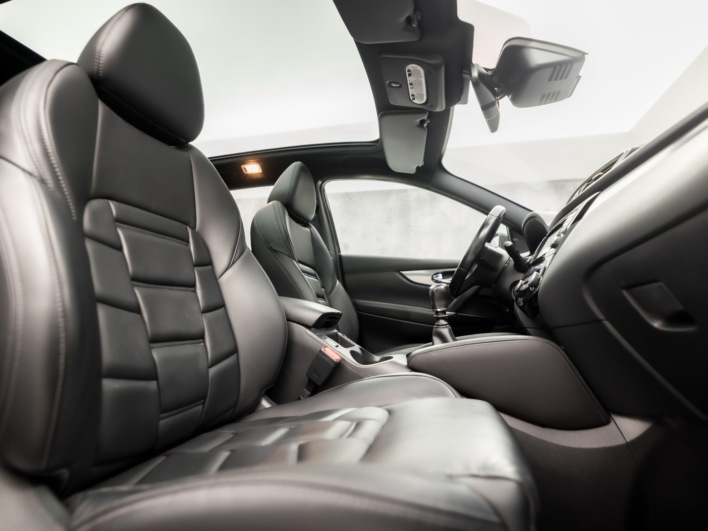 Nissan Qashqai 1.2 Tekna + Sport pack (PANORAMADAK, NAVIGATIE, MEMORY SEAT, NAPPA LEDER, ZWART HEMEL, 360 CAMERA, STOELVERWARMING, GETINT GLAS, TREKHAAK, NIEUWE APK, NIEUWSTAAT)