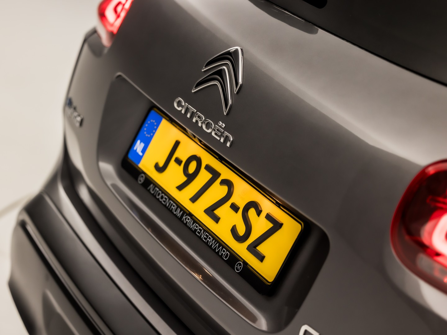 Citroën C5 Aircross 1.6 Plug-in Hybrid 225 Deluxe Sport 225Pk Automaat (APPLE CARPLAY, SOH 93%, GROOT NAVI, 360 CAMERA, GETINT GLAS, ELEK SPORTSTOELEN, LEDER, STOELVERWARMING, ADAPTIVE CRUISE, NIEUWSTAAT)