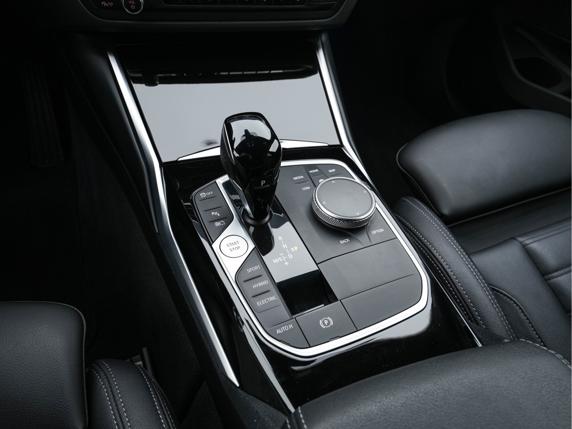 BMW 3-serie Touring 320e Business Edition Plus [Plug-In] (INCL-BTW) Aut. *LEATHER | FULL-LED | HEATED-SPORTSEATS | DIGI-COCKPIT | HIFI-SOUND | NAVI-FULLMAP | PRIVACYGLASS | PDC | AMBIENTLIGHT | DAB | KEYLESS | TOWBAR | 17"ALU* *