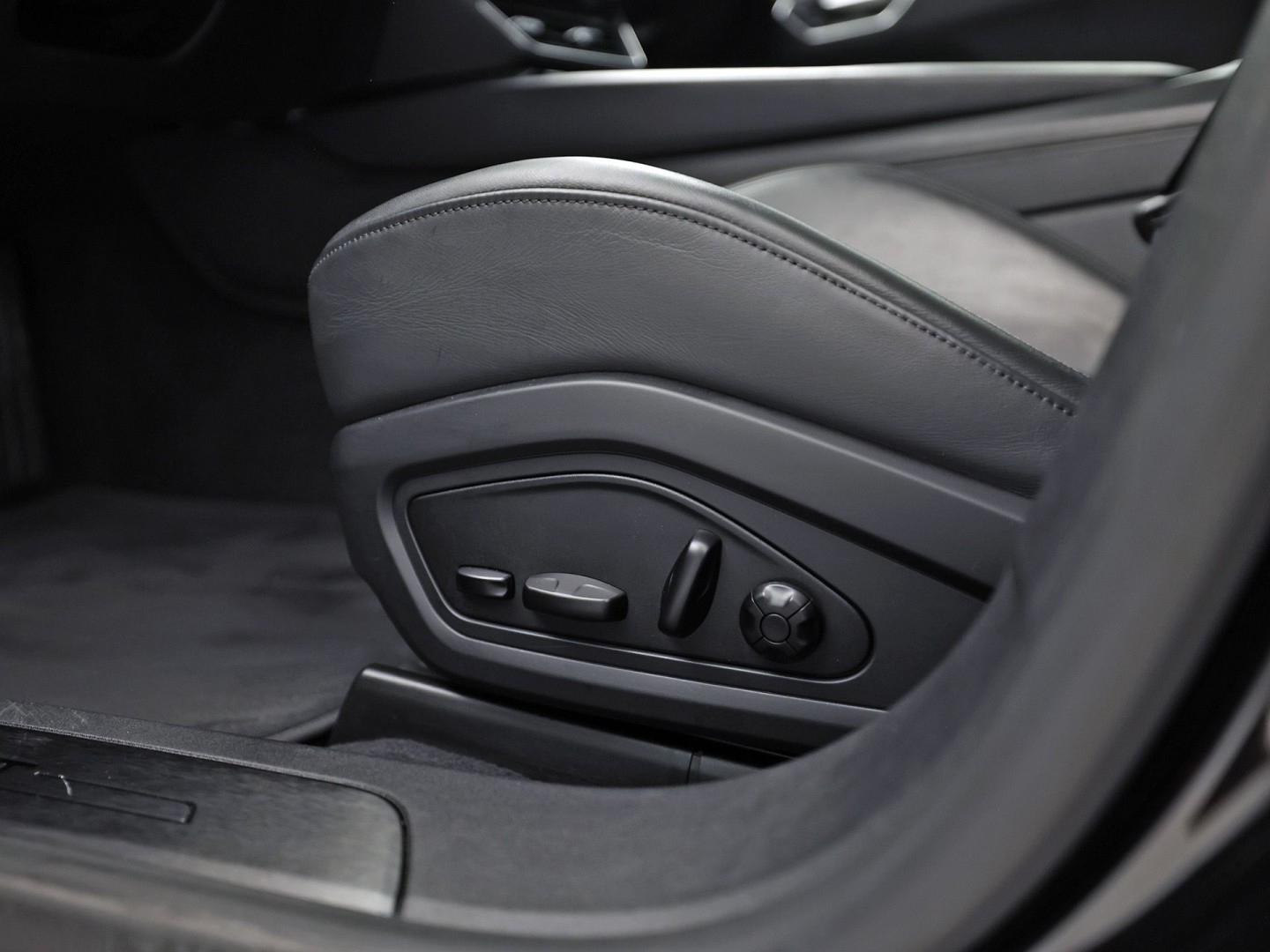 Audi e-tron GT GT 93 kWh Automaat 476Pk (PANORAMADAK, SOH 92,8%, APPLE CARPLAY, 360 CAMERA, MATRIX LED, BANG&OLUFSEN, ELEKTRISCHE STOELEN, STOELVERWARMING/KOELING, NIEUWSTAAT)