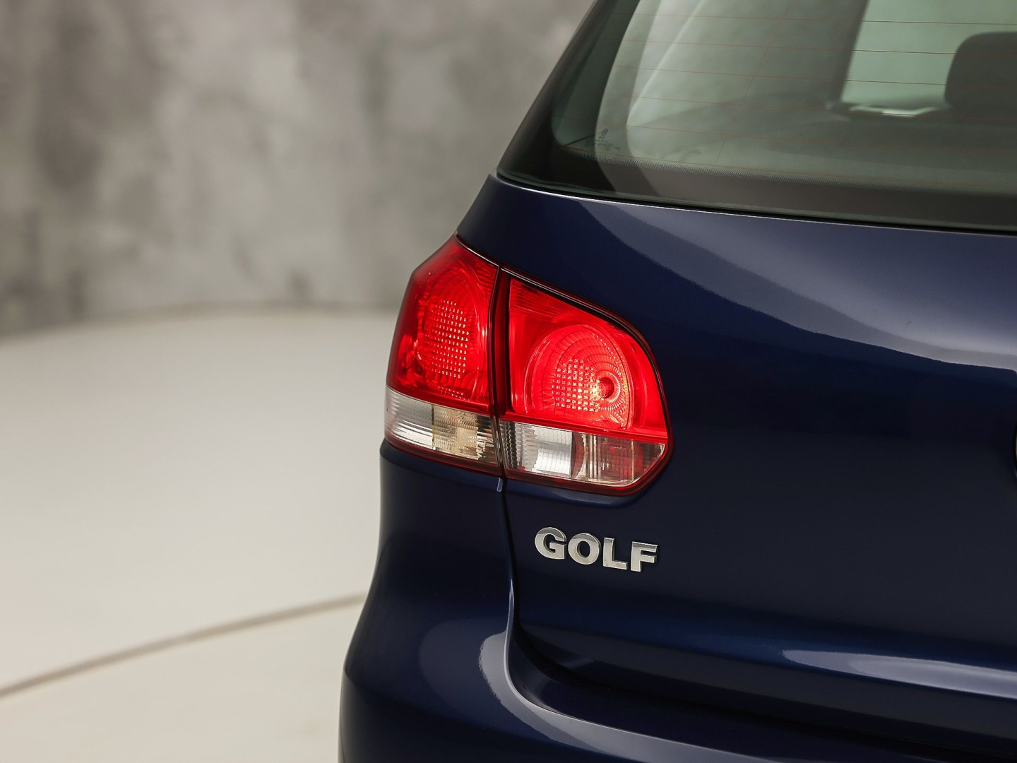 Volkswagen Golf 1.4 Sportline (CLIMATE, GETINT GLAS, LM VELGEN, SPORTSTOELEN, ARMSTEUN, NIEUWE APK, NIEUWSTAAT)