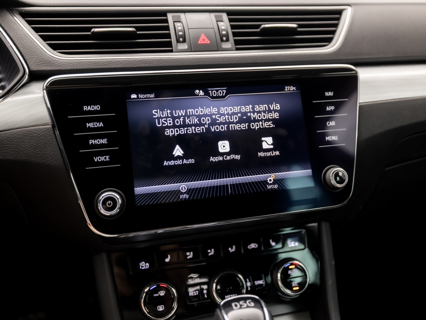 Škoda Superb Combi 1.4 TSI iV Business Sport 218Pk Automaat (VIRTUAL COCKPIT, APPLE CARPLAY, GROOT NAVI, CAMERA, STOELVERWARMING, SPORTSTOELEN, KEYLESS, ADAPTIVE CRUISE, GETINT GLAS, NIEUWSTAAT)