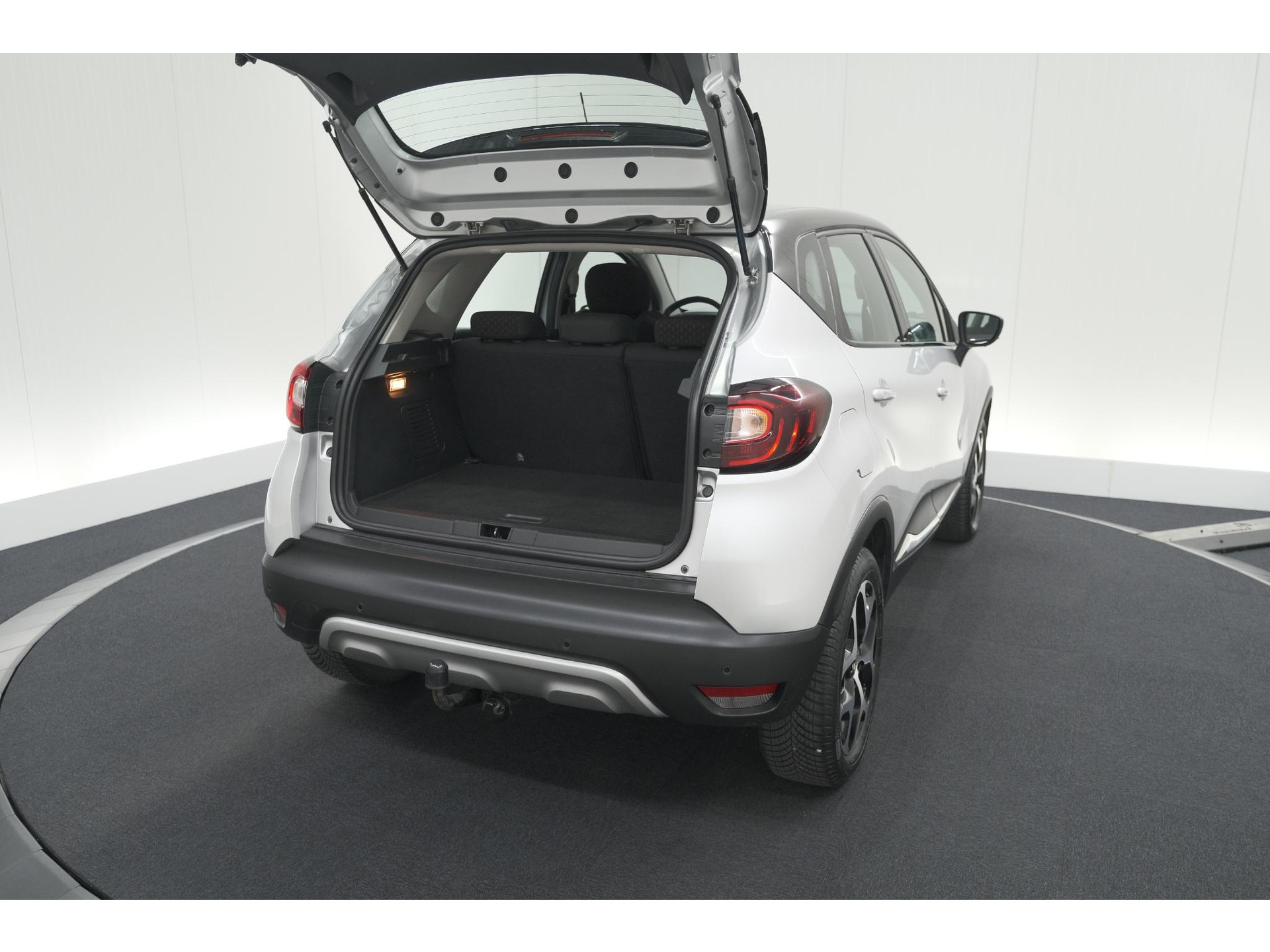 Renault Captur TCe 90 Intens | Trekhaak | AllSeason banden | Navigatie | Parkeersensoren