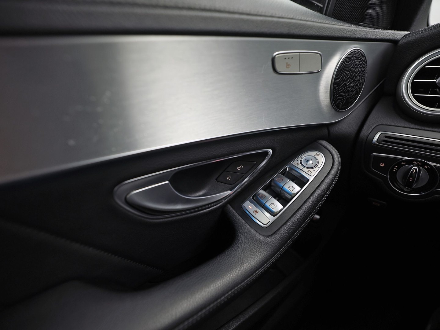 Mercedes-Benz C-Klasse 250 AMG Sport 211Pk Automaat (NAVIGATIE, RODE REMKLAUWEN, LEDER, STOELVERWARMING, ELEK SPORTSTOELEN, GETINT GLAS, SFEERVERLICHTING, NIEUWSTAAT)