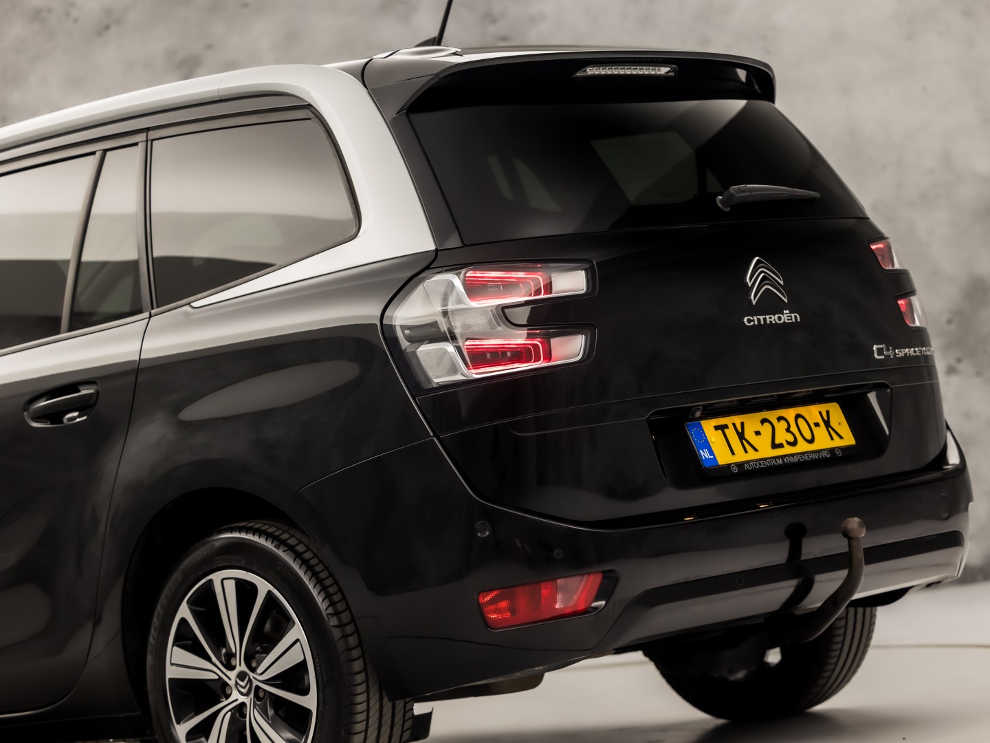 Citroën Grand C4 Spacetourer 1.2 PureTech Sport 7 Persoons Automaat 131Pk (APPLE CARPLAY, DB-RIEM VERVANGEN, GROOT NAVI, CAMERA, GETINT GLAS, TREKHAAK, NIEUWE APK, NIEUWSTAAT)