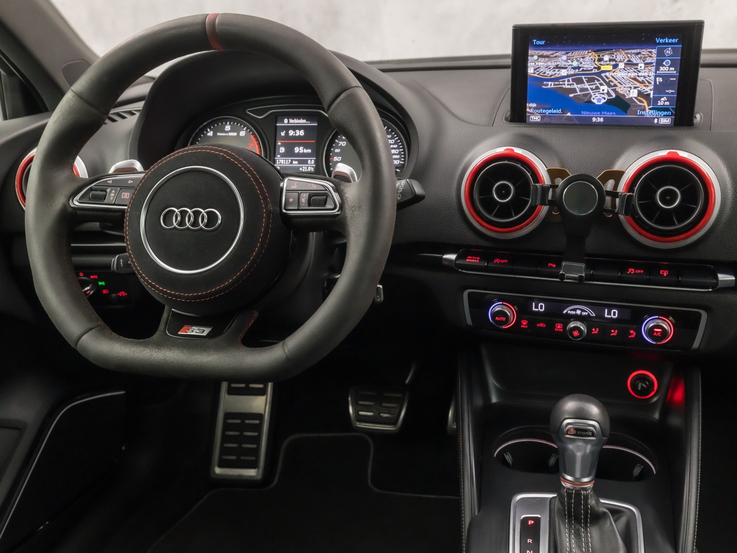 Audi S3 Sportback 2.0 TFSI S3 quattro S-Line 300Pk Automaat (PANORAMADAK, BLACK PACK, BANG&OLUFSEN, ELEK SPORTSTOELEN, RODE GORDELS, GETINT GLAS, PARKEERSENSOREN, NIEUWSTAAT)