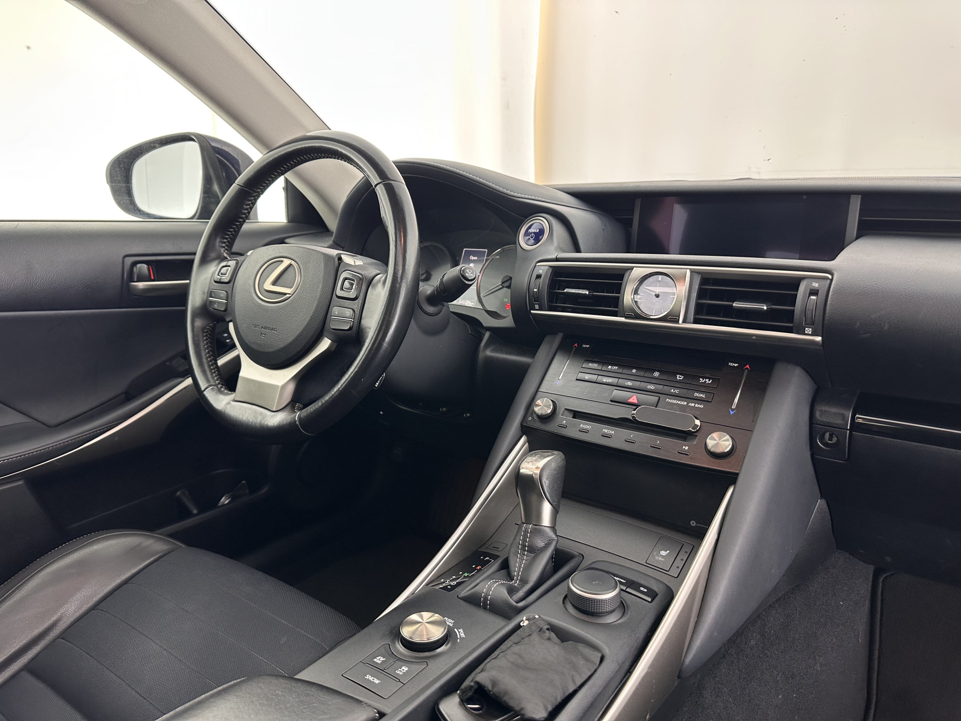 Lexus IS 300h Hybrid Business Line Aut. *PANO | LEATHER-MICROFIBRE | FULL-LED | NAVI-FULLMAP | HEATED-COMFORTSEATS | CAMERA | ECC | SHIFT-PADDLES | PDC | CRUISE | 17''ALU*