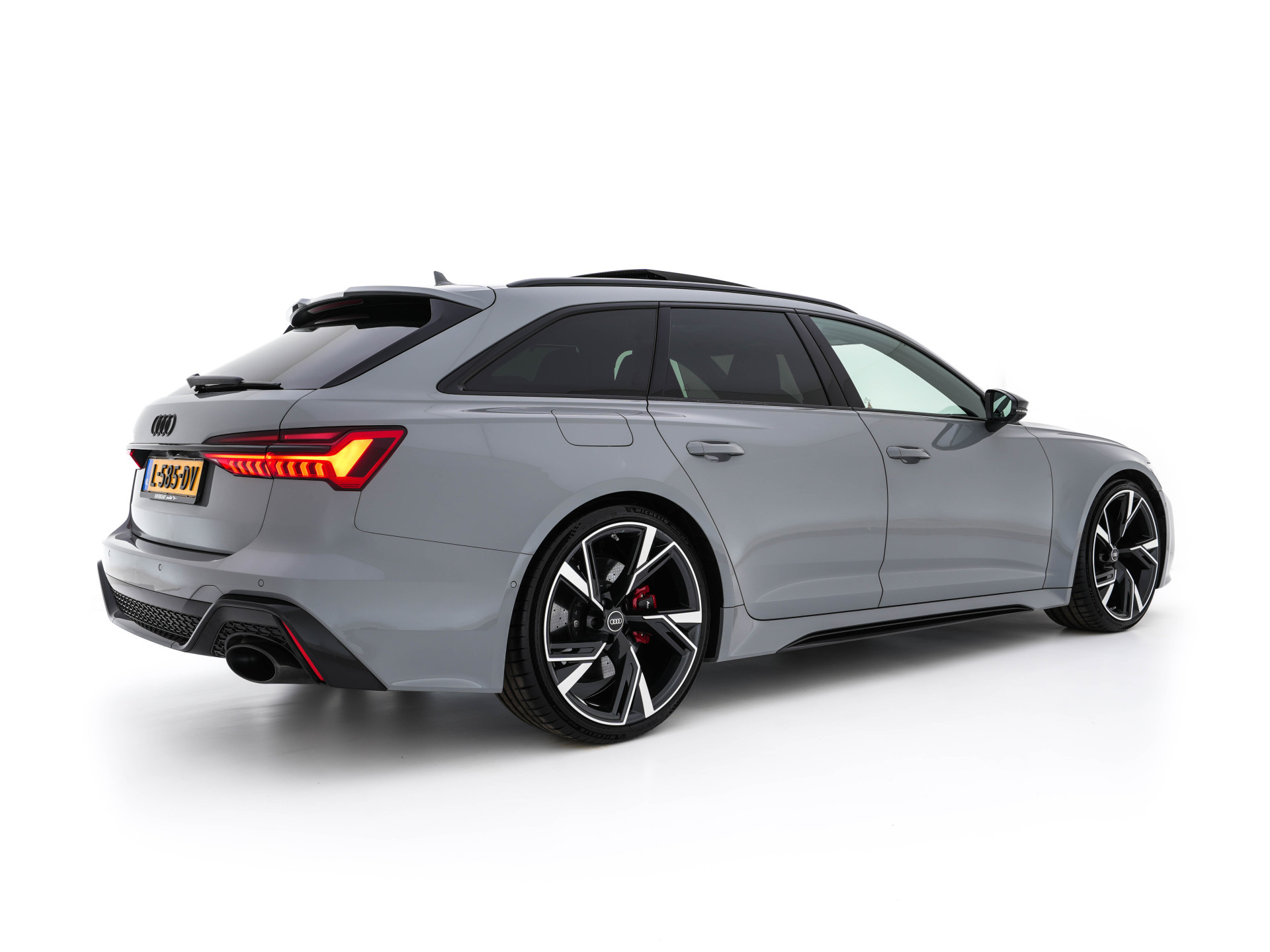 Audi RS6 Avant TFSI Quattro ! FULL-OPTIONS ! (INCL-BTW) Aut. *CERAMIC-BREAKS | VALCONA-LUXURY-LEATHER | HEAD-UP | LASER-LIGHT | BANG&OLUFSEN-ADVANCED | SOFT-CLOSE | ADAPTIVE-CRUISE | BLINDSPOT | TOP-VIEW | MEMORY-PACK | DAB+ | ...