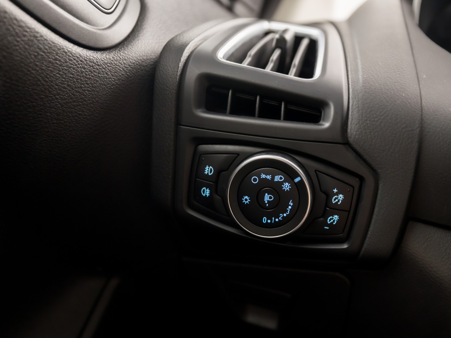 Ford Focus Wagon 1.0 Titanium Sport (APPLE CARPLAY, NAVIGATIE, CLIMATE, GETINT GLAS, SPORTSTOELEN, KEYLESS, PARKEERSENSOREN, NIEUWE APK, NIEUWSTAAT)