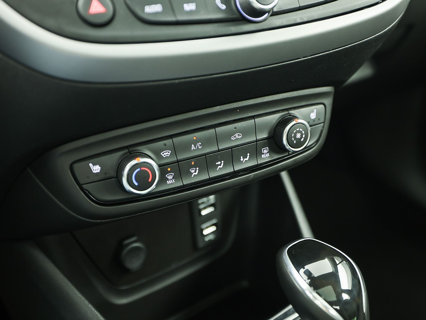 Opel Crossland X 1.2 Turbo Innovation Sport Automaat (PANORAMADAK, APPLE CARPLAY, GROOT NAVI, 360 CAMERA, STUUR/STOELVERWARMING, SPORTSTOELEN, TREKHAAK, LM VELGEN, NIEUWSTAAT)