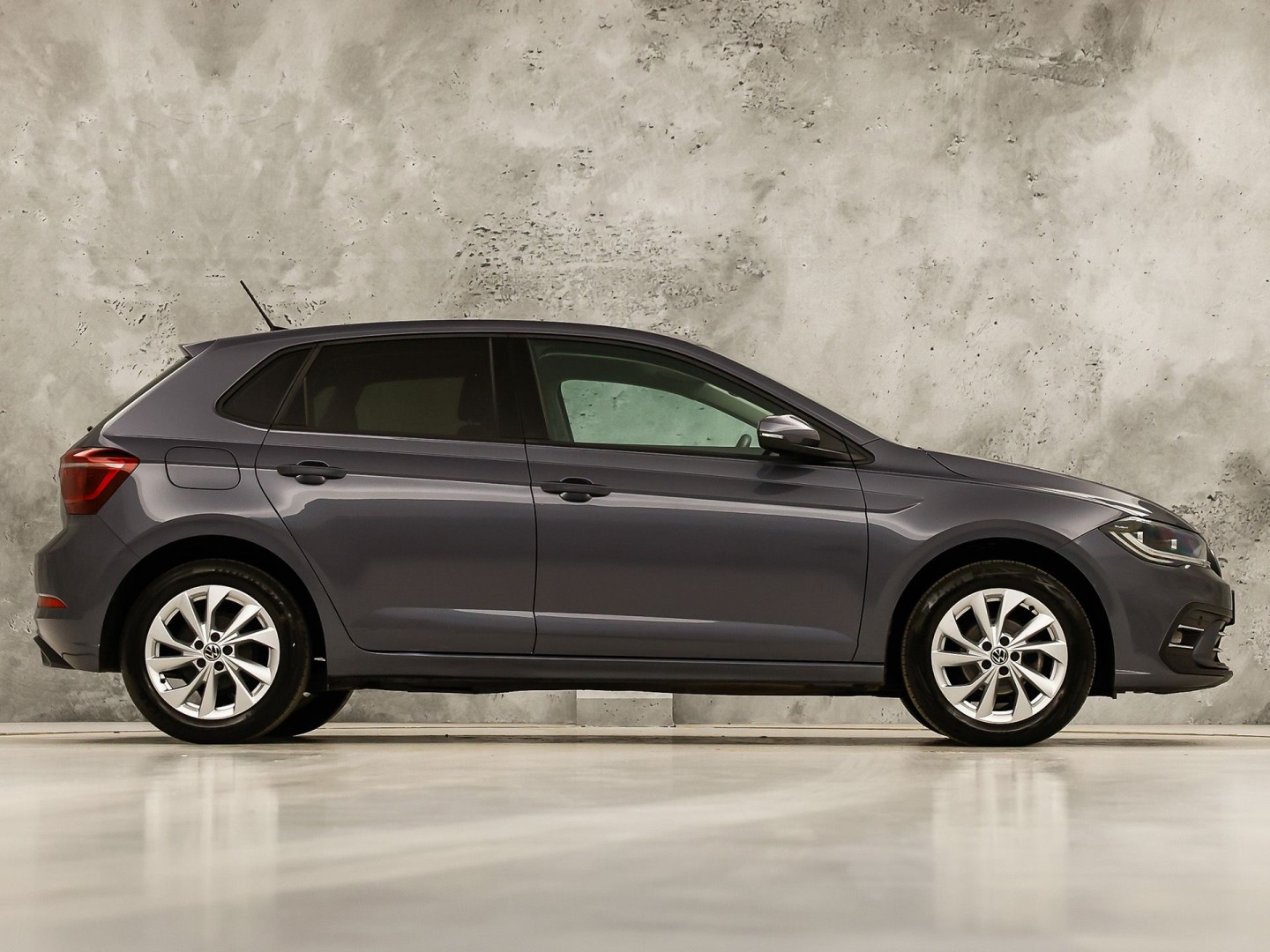 Volkswagen Polo 1.0 TSI Sport Automaat (VIRTUAL COCKPIT, APPLE CARPLAY, GROOT NAVI, CLIMATE, SPORTSTOELEN, LED KOPLAMPEN, GETINT GLAS, PARKEERSENSOREN, NIEUWSTAAT)