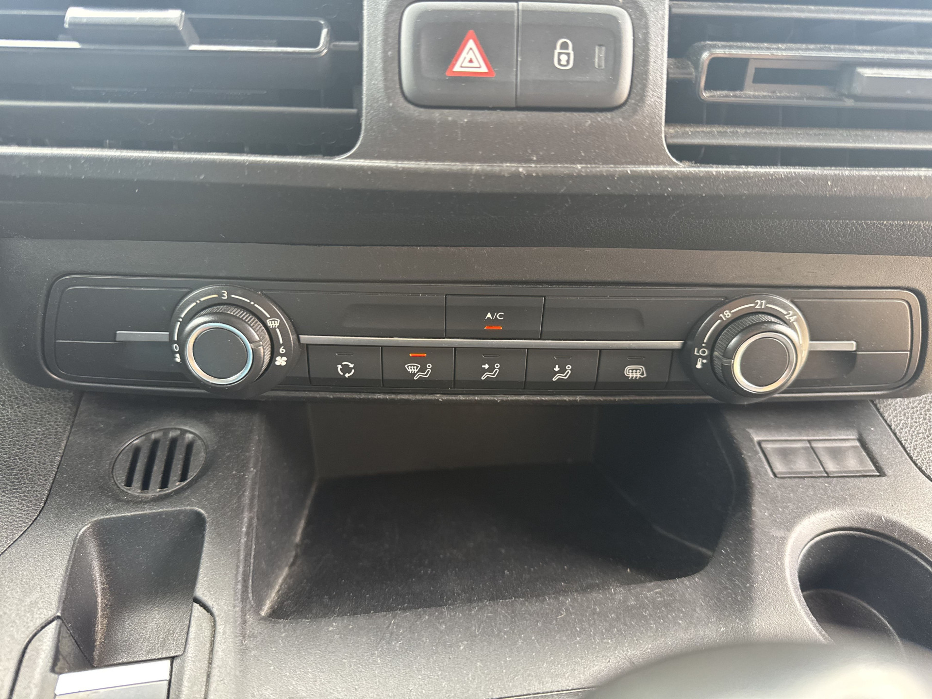 Toyota ProAce City 1.2T 110 PK **Benzine** L1 Navigatie Climate control Camera Carplay Cruise control Parkeersensoren v+a Gasoline Benzin