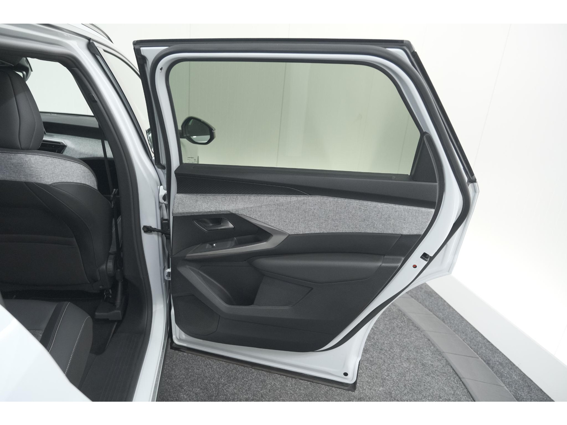 Peugeot 5008 Hybrid 136 e-DCS6 Allure | 7 Zitplaatsen | Camera | Stoelverwarming | Panoramic Navigation pack