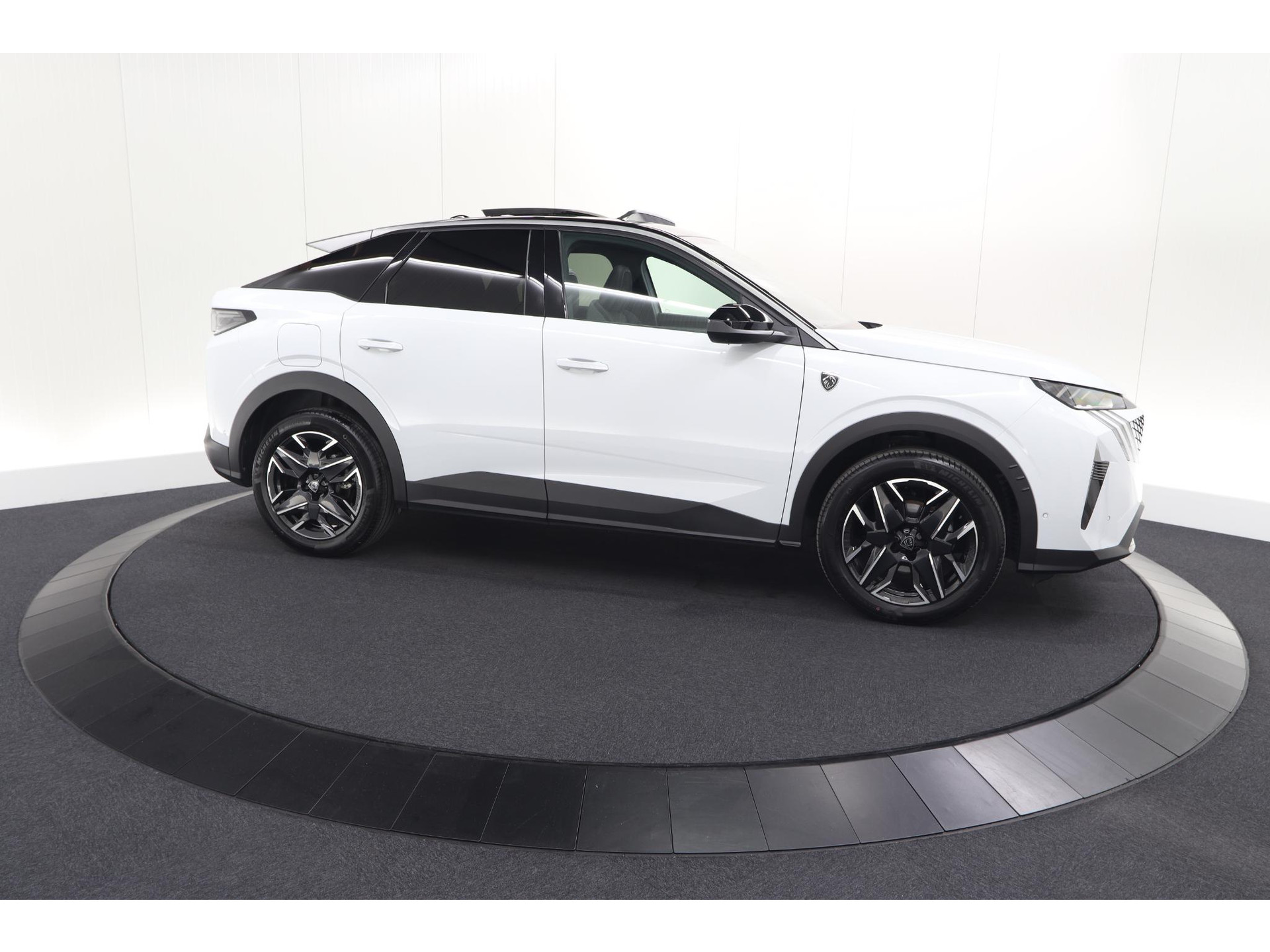 Peugeot 3008 1.2 Hybrid 136 GT | Panoramadak | FOCAL Audio | Alcantara Executive Pakket | 360 Camera | Adaptieve Cruise Control