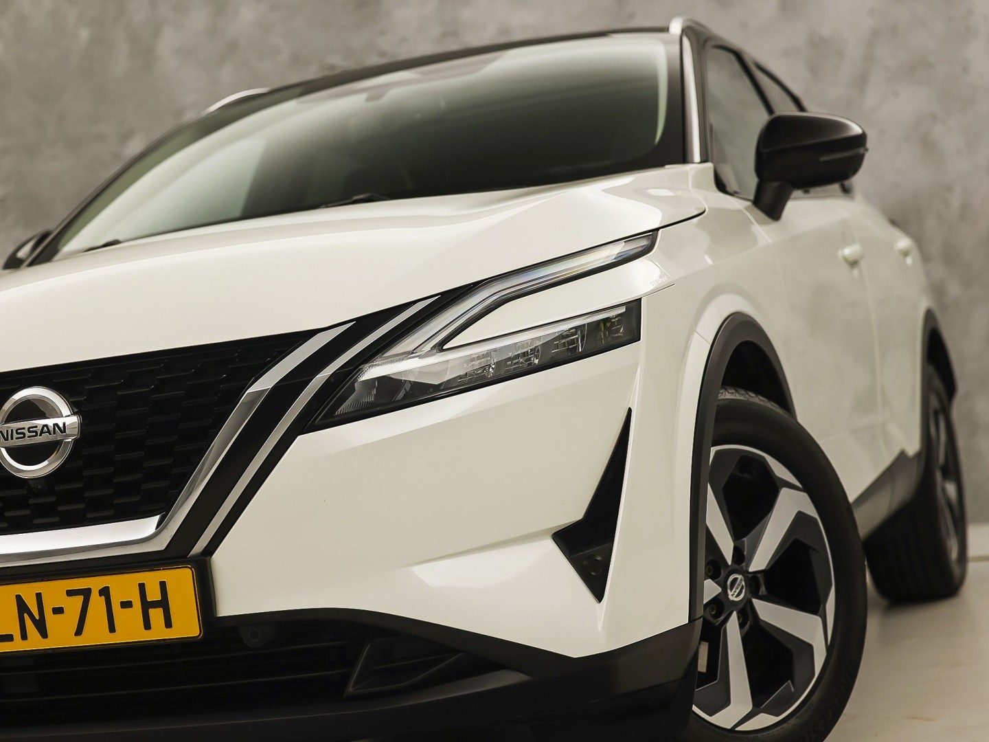 Nissan Qashqai 1.3 MHEV Xtronic Premiere Edition 158Pk Automaat (PANORAMADAK, VIRTUAL COCKPIT, APPLE CARPLAY, GROOT NAVI, 360 CAMERA, LEDER, SPORTSTOELEN, STOELVERWARMING, GETINT GLAS, ADAPTIVE CRUISE, NIEUWSTAAT)