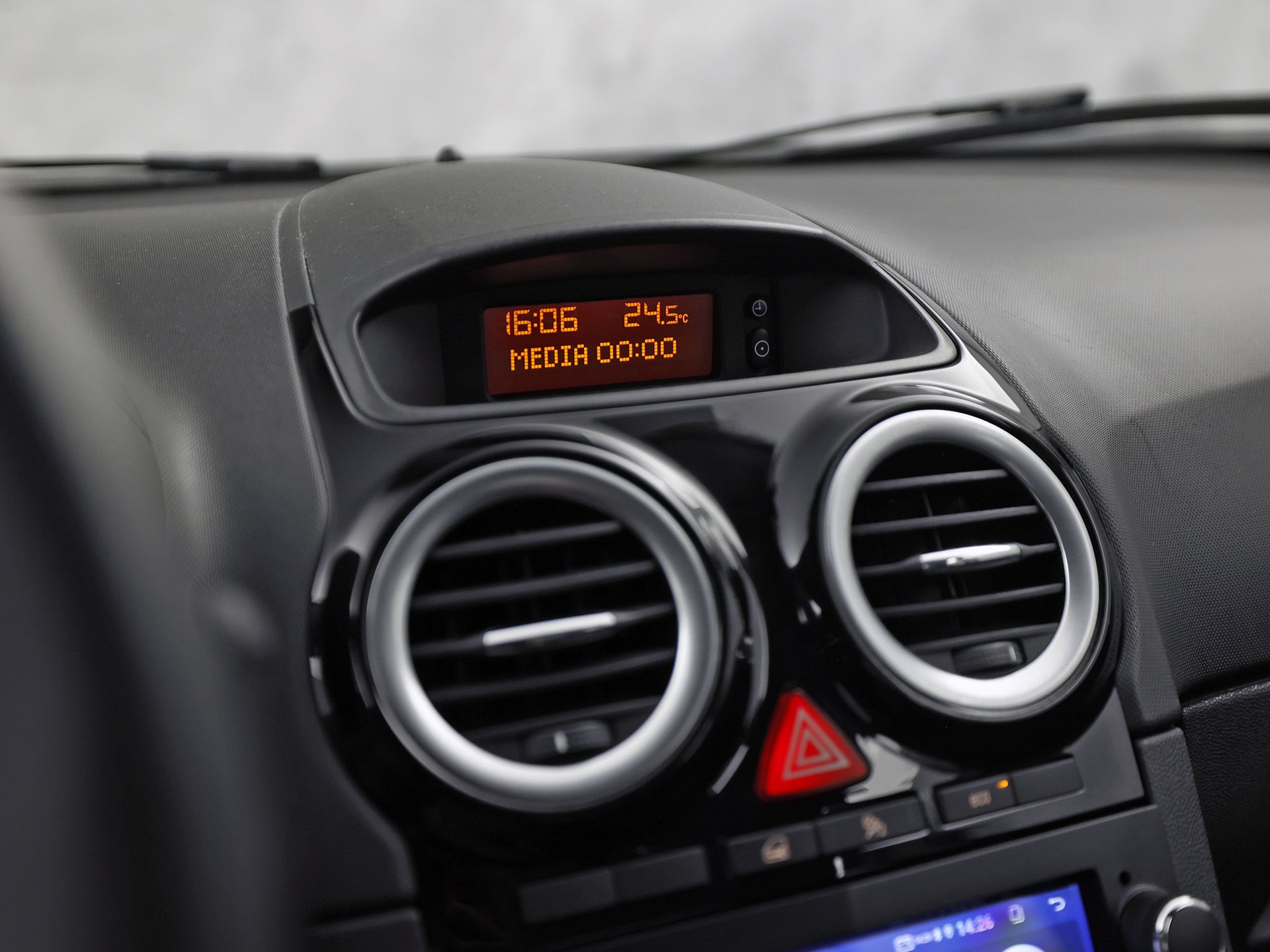 Opel Corsa 1.2-16V Sport (5 DEURS, NAVIGATIE, LM VELGEN, SPORTSTOELEN, ELEK RAMEN, TREKHAAK, NIEUWSTAAT)